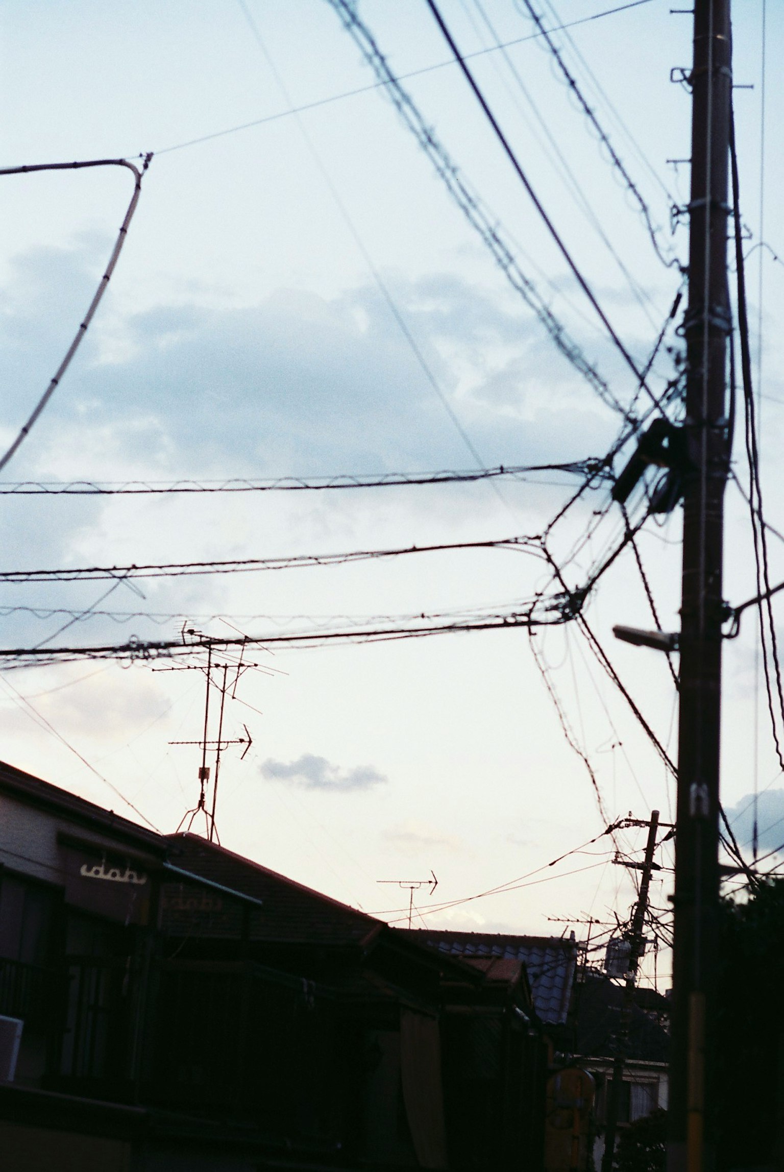 黄昏时分的街景，电线和木制电杆