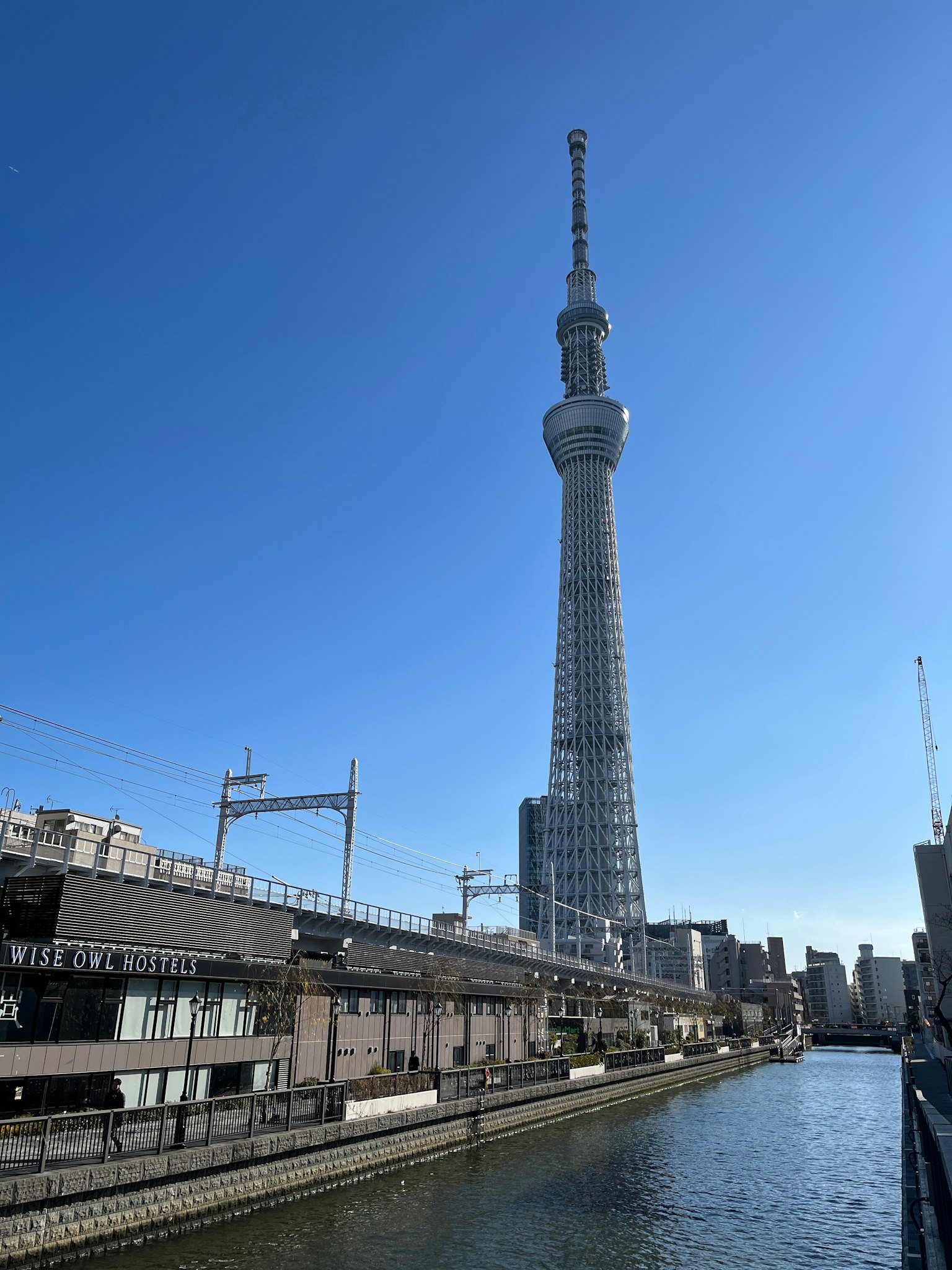 东京晴空下的晴空塔和河流