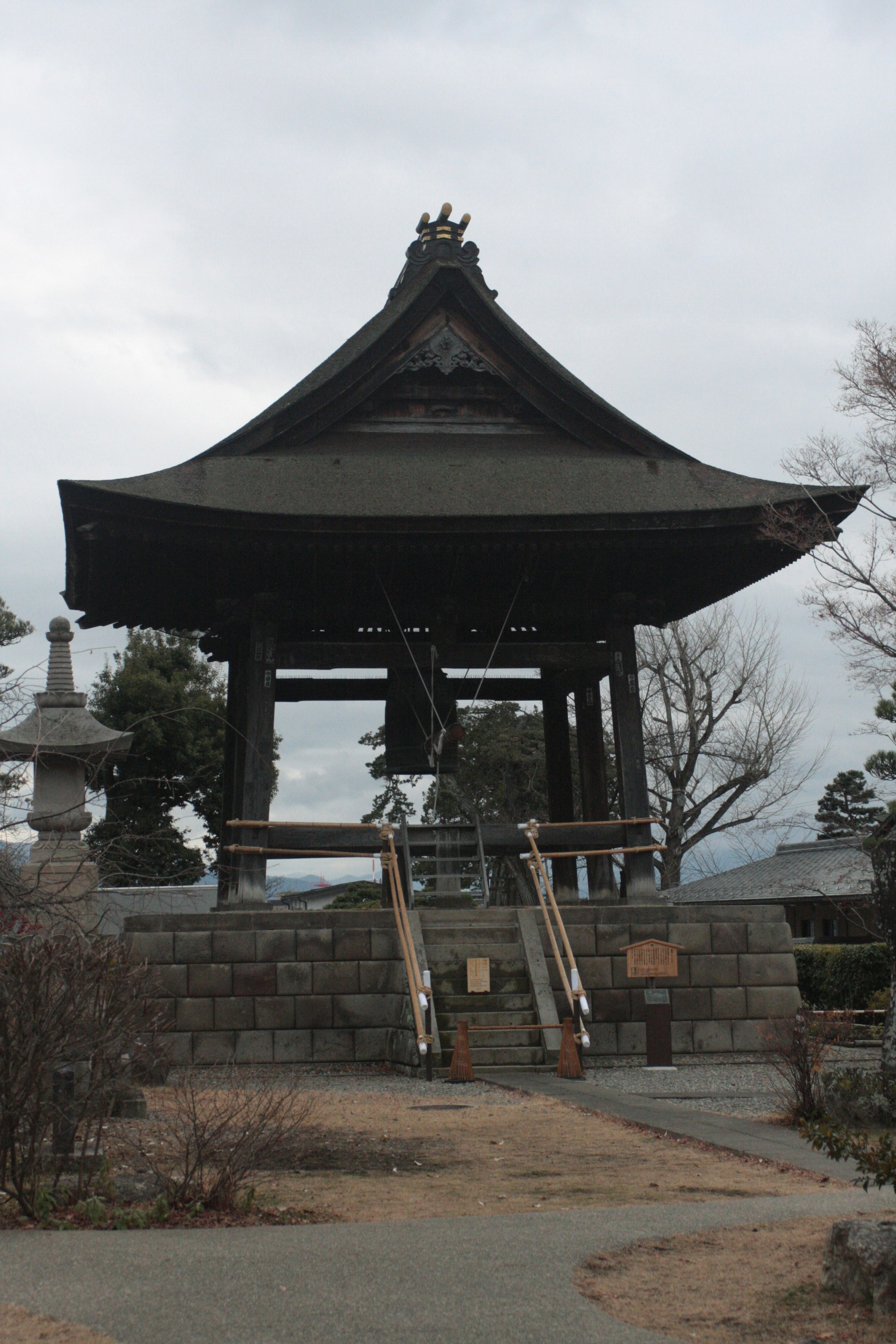 石垣の上に建つ和風の古い社殿