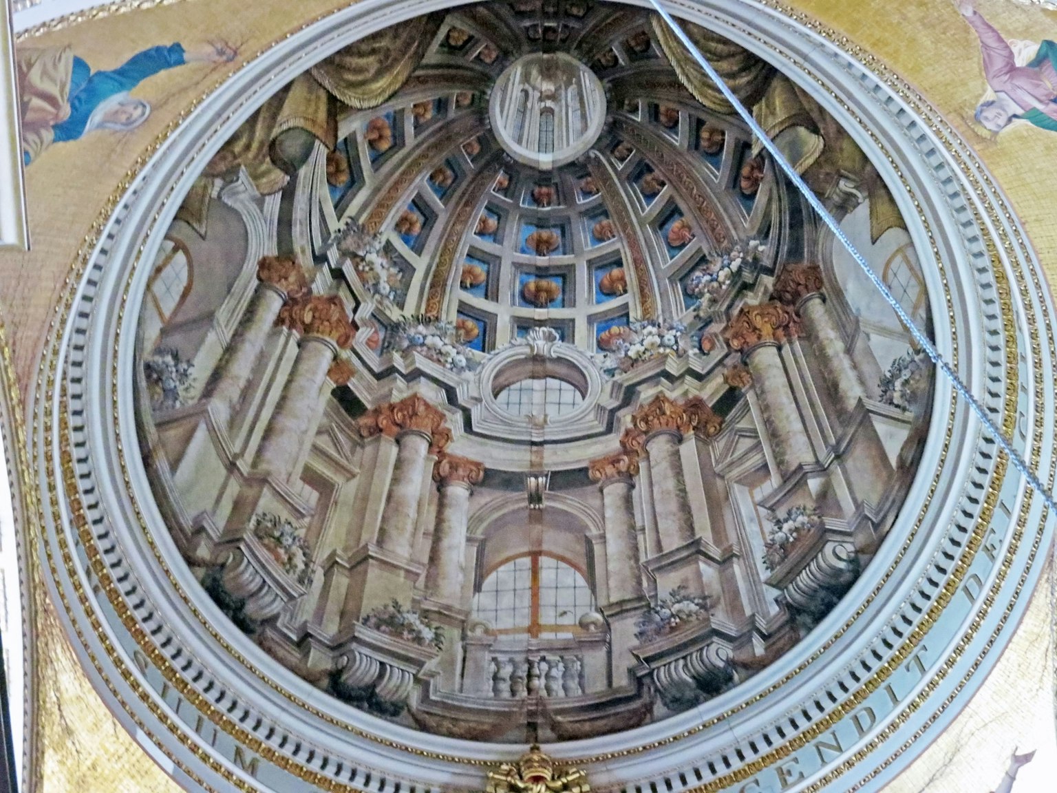 Immagine di un soffitto a cupola decorato con arte intricata