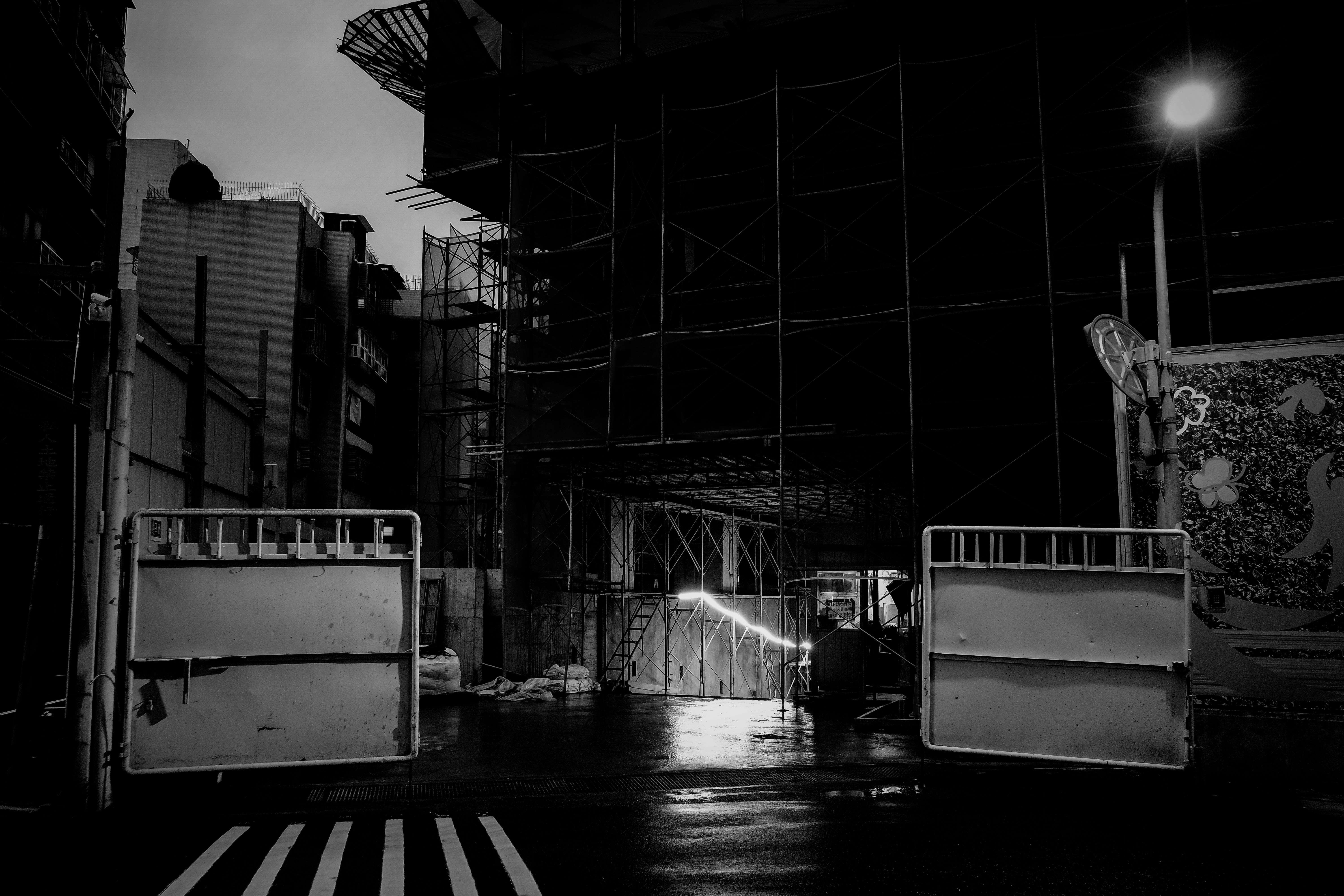 夜の路地で街灯に照らされた壁とシャッター