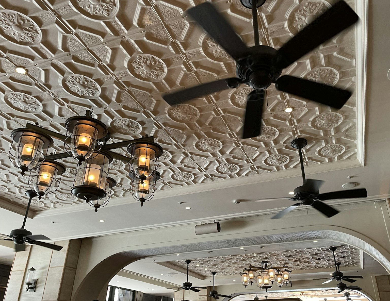 Interior elegante con techo decorativo y ventiladores de techo
