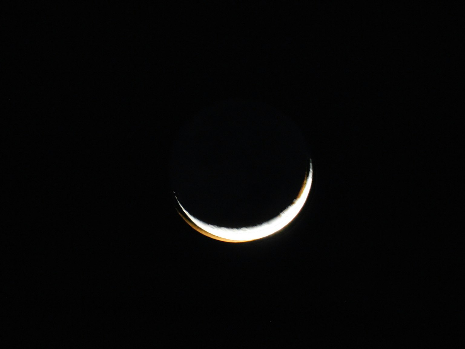 Trăng lưỡi liềm mỏng trên nền tối