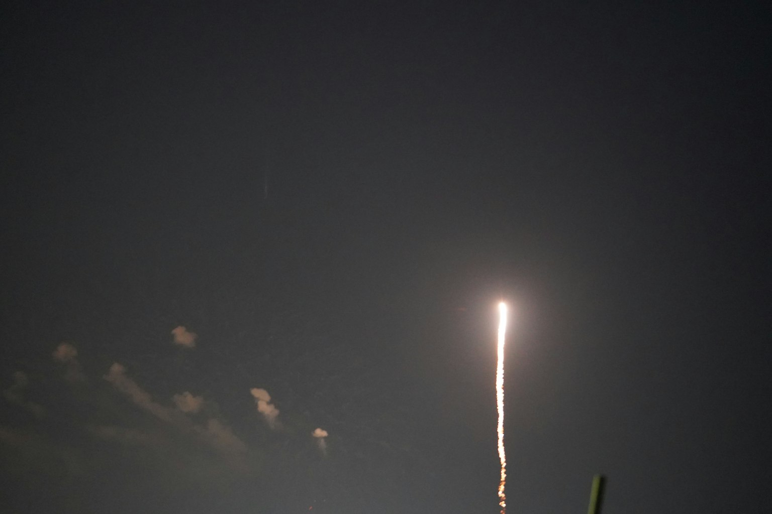 夜空中绽放的烟花亮光轨迹