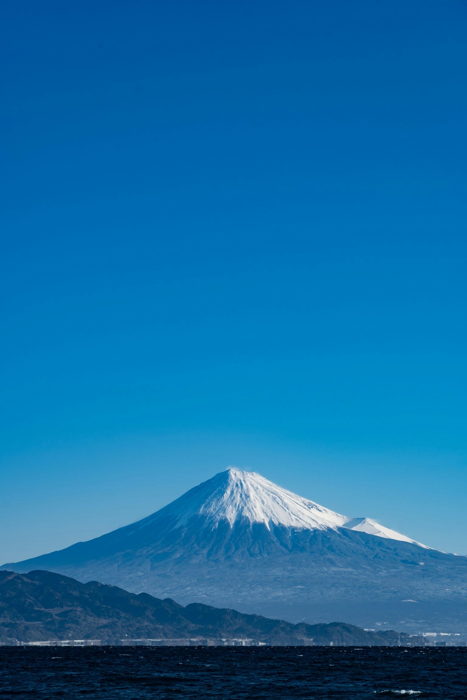 Schöner Fuji mit schneebedecktem Gipfel unter blauem Himmel
