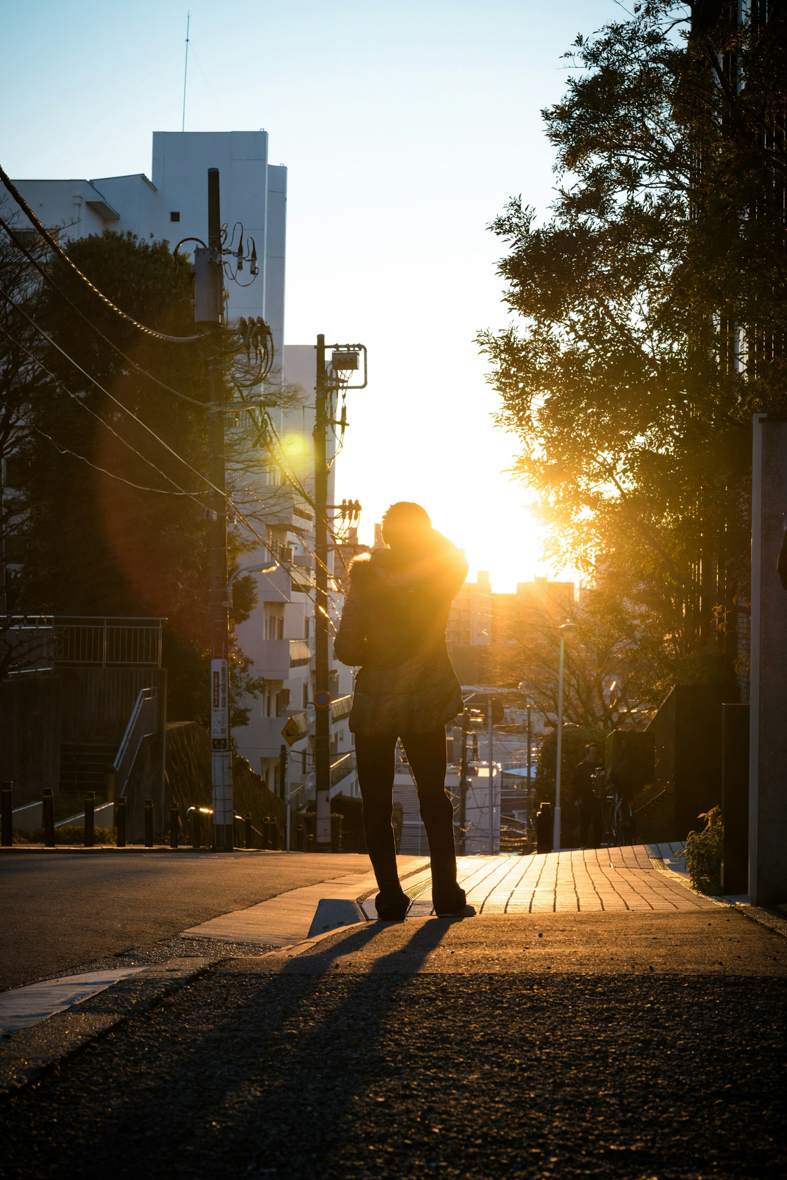夕阳下站立的人的轮廓