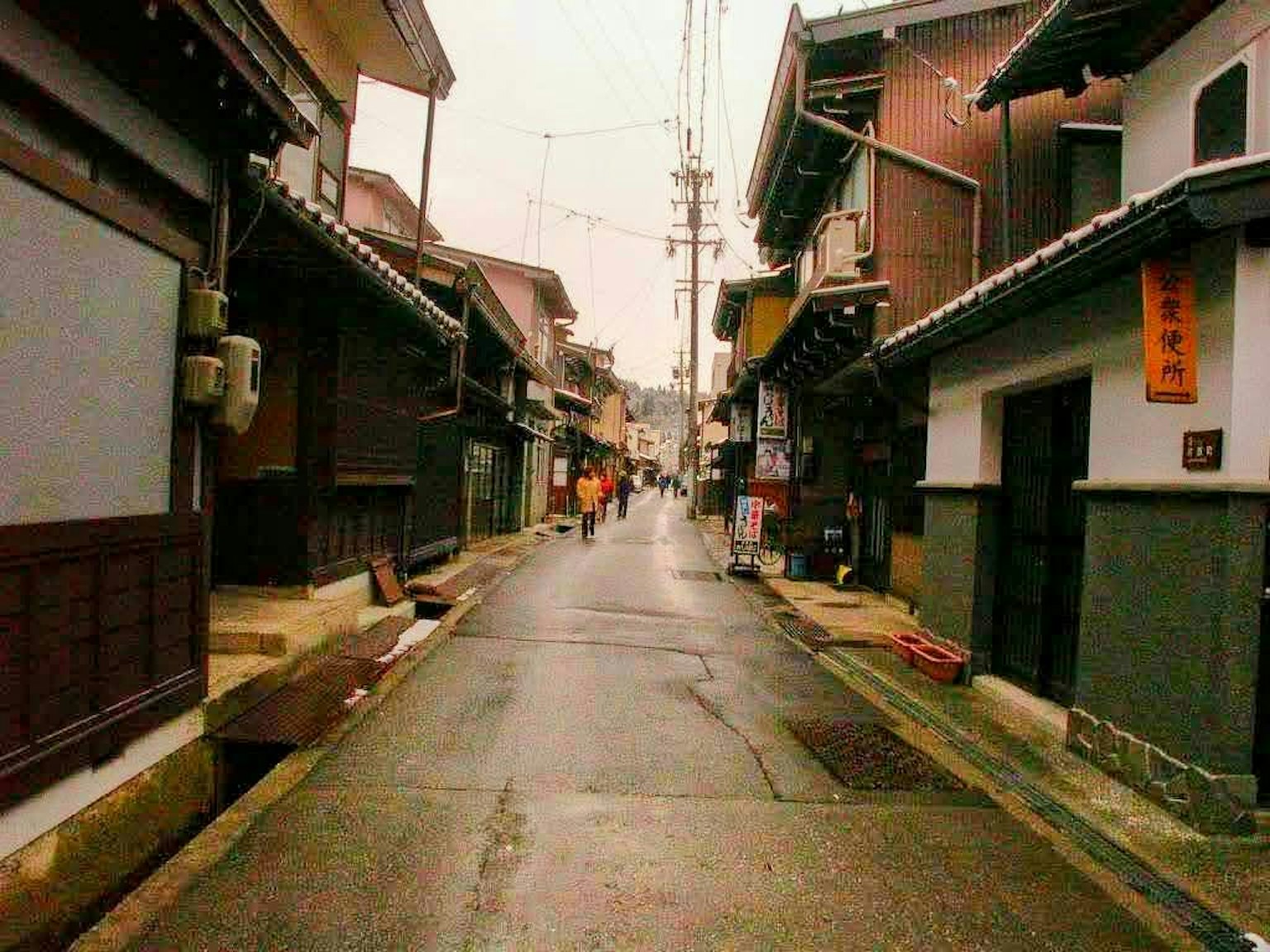 古老城鎮的安靜街道，潮濕的鵝卵石和傳統建築