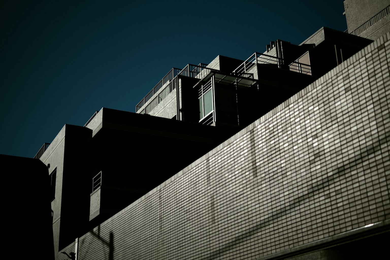 Bild zeigt einen Teil eines Hochhauses mit einfacher Fassade und modernem Design