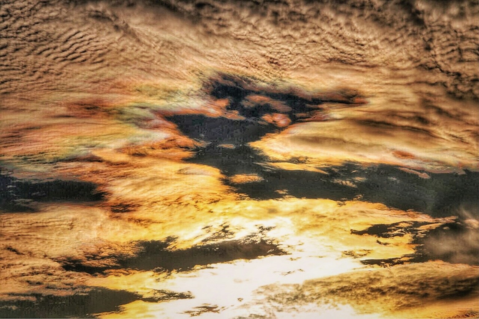 Lebendiger Sonnenuntergangshimmel mit komplexen Wolkenmustern und Farben