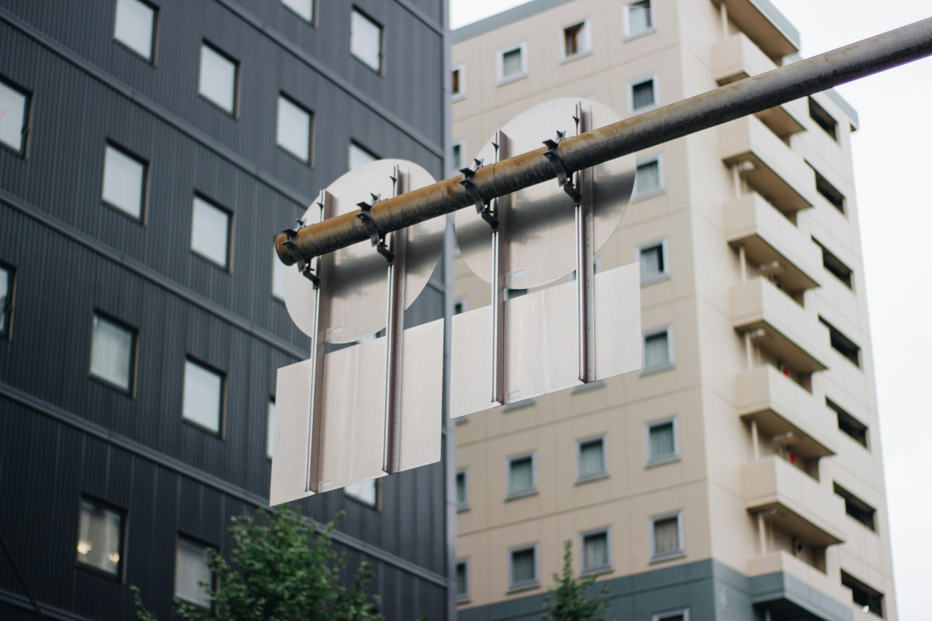 façades de gratte-ciel et tuyauterie dans un passage urbain étroit