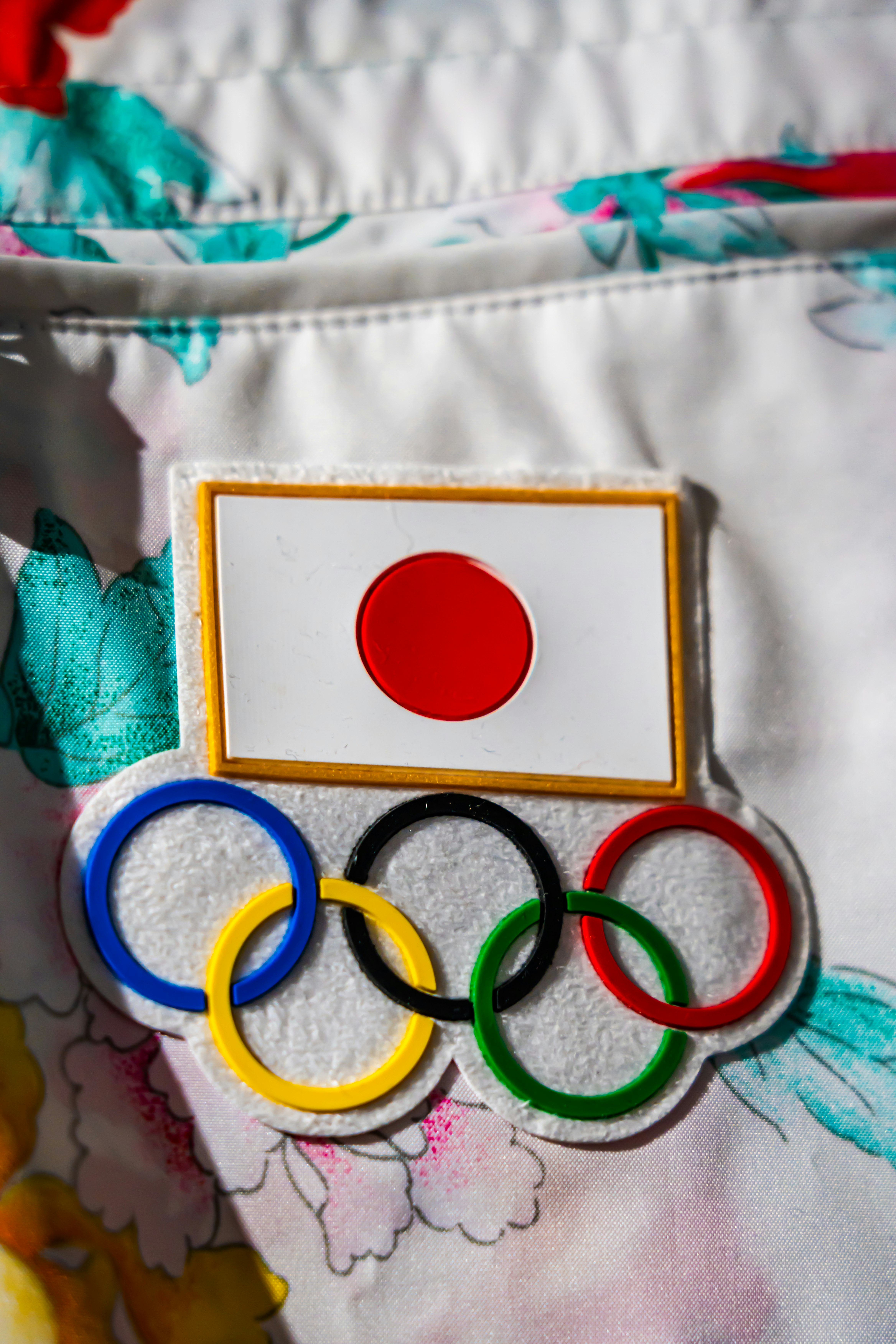 Décoration style drapeau japonais et anneaux colorés sur une couverture