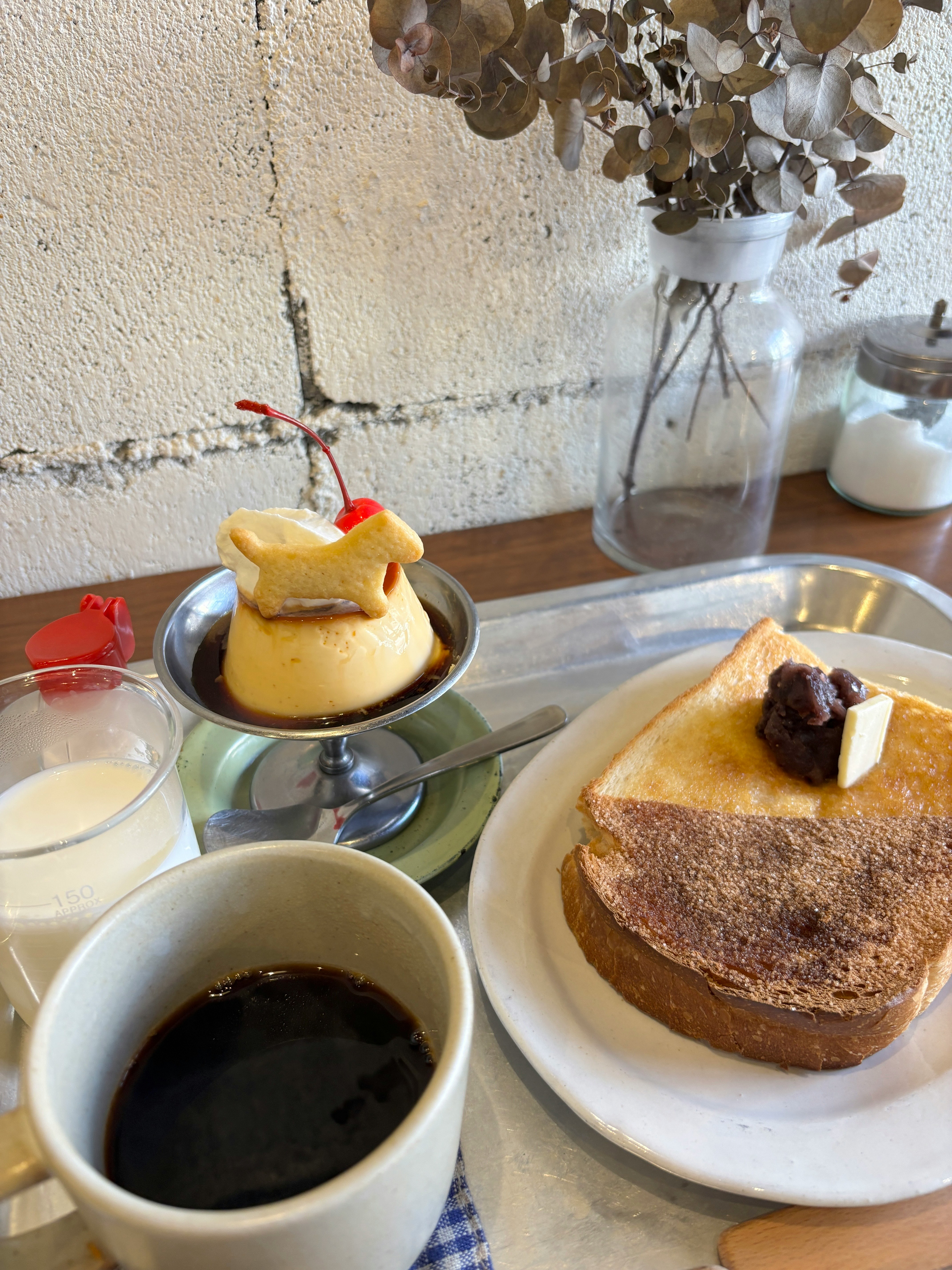 torte e caffè su un tavolo da caffè