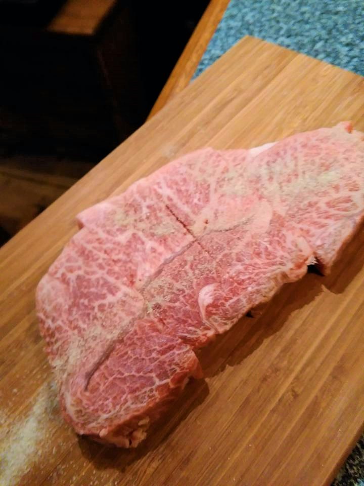 木砧板上的粉色豬肉塊