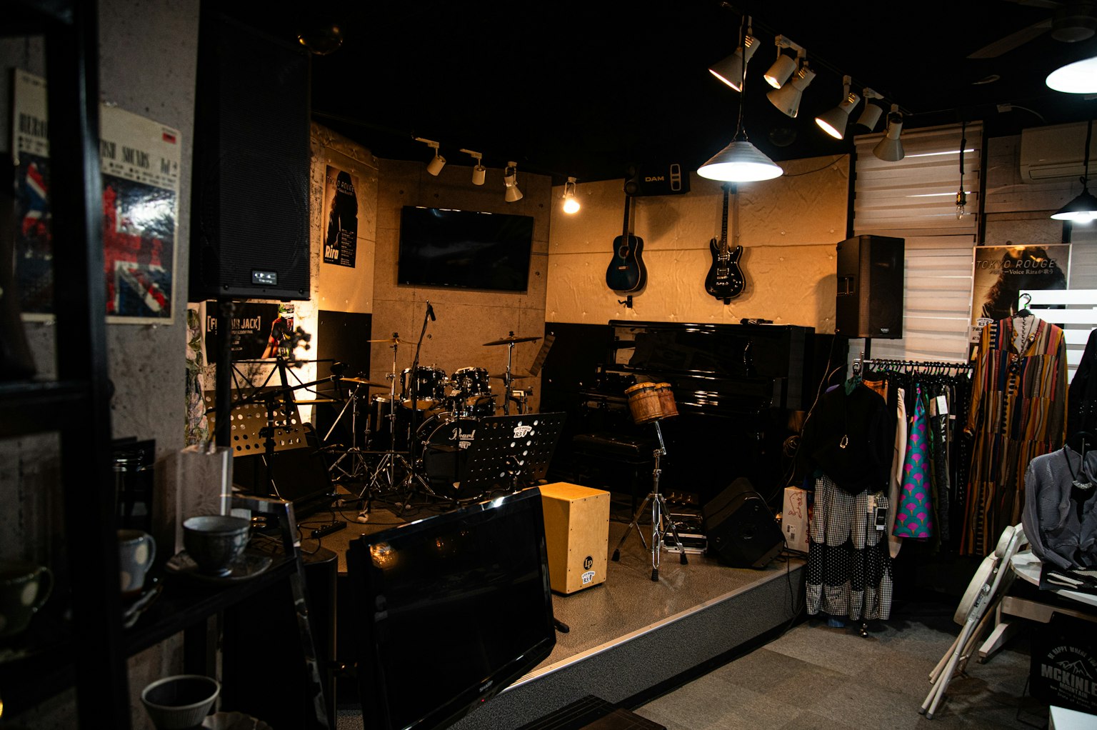Intérieur d'un studio de musique avec des instruments et des vêtements