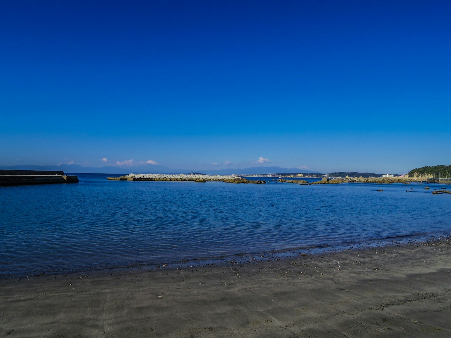 寧靜的海灘景色，藍天與平靜的水面
