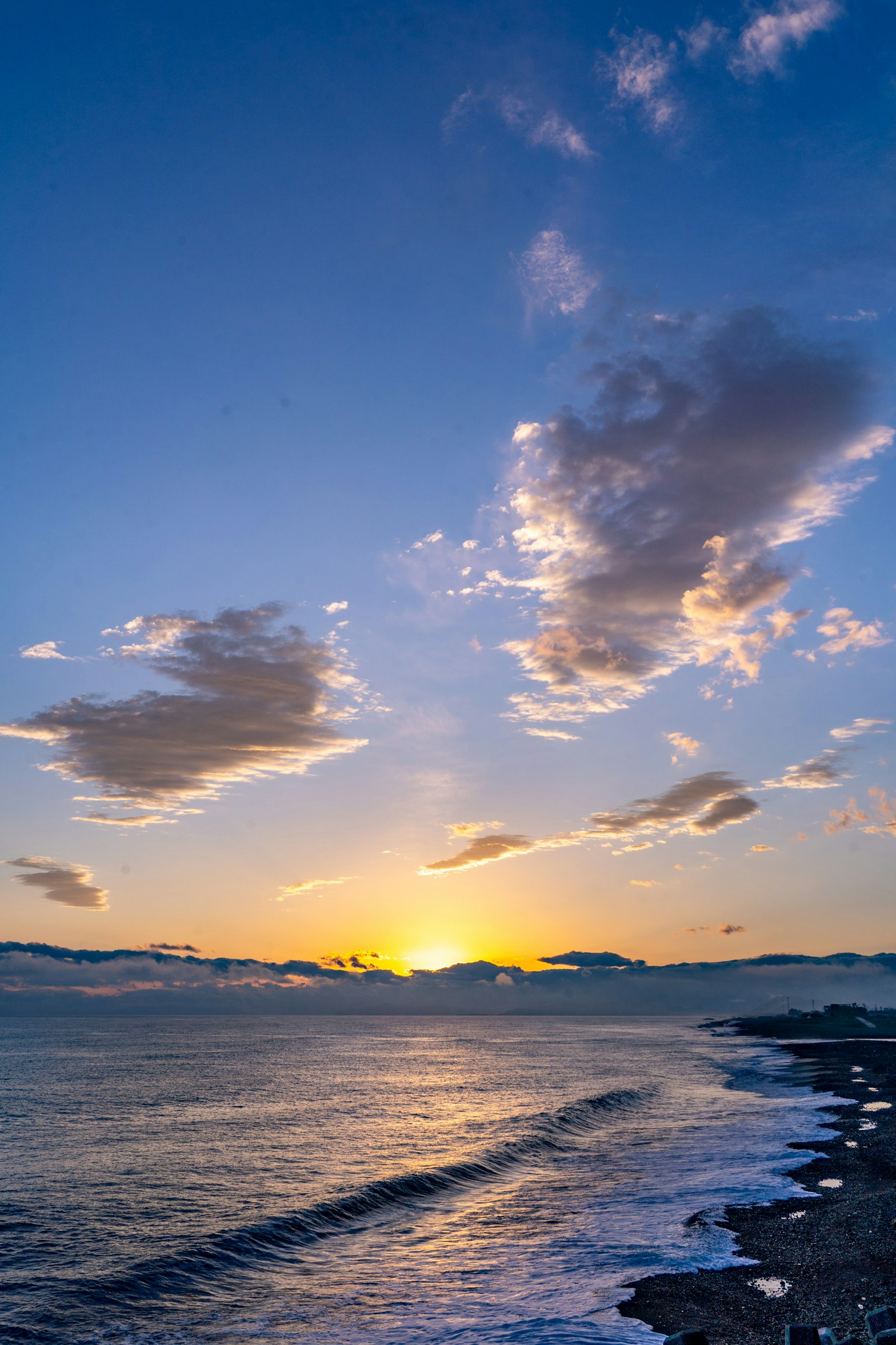 Magnifique coucher de soleil sur l'océan avec des nuages dans un ciel bleu