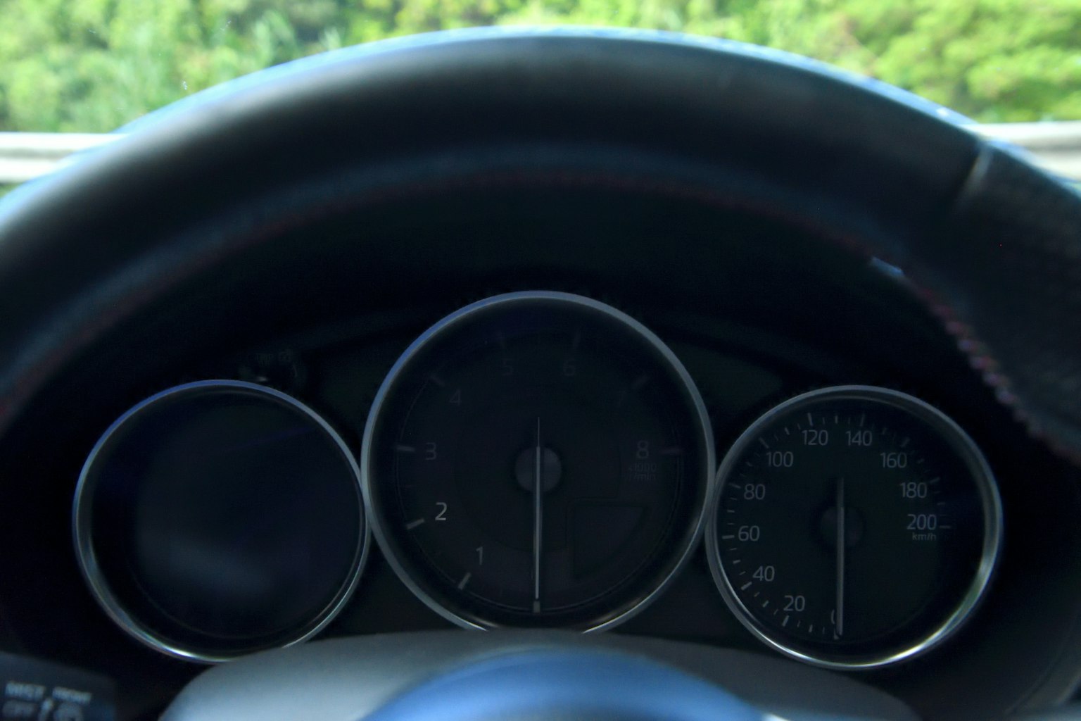 Imagen en primer plano de un volante y medidores