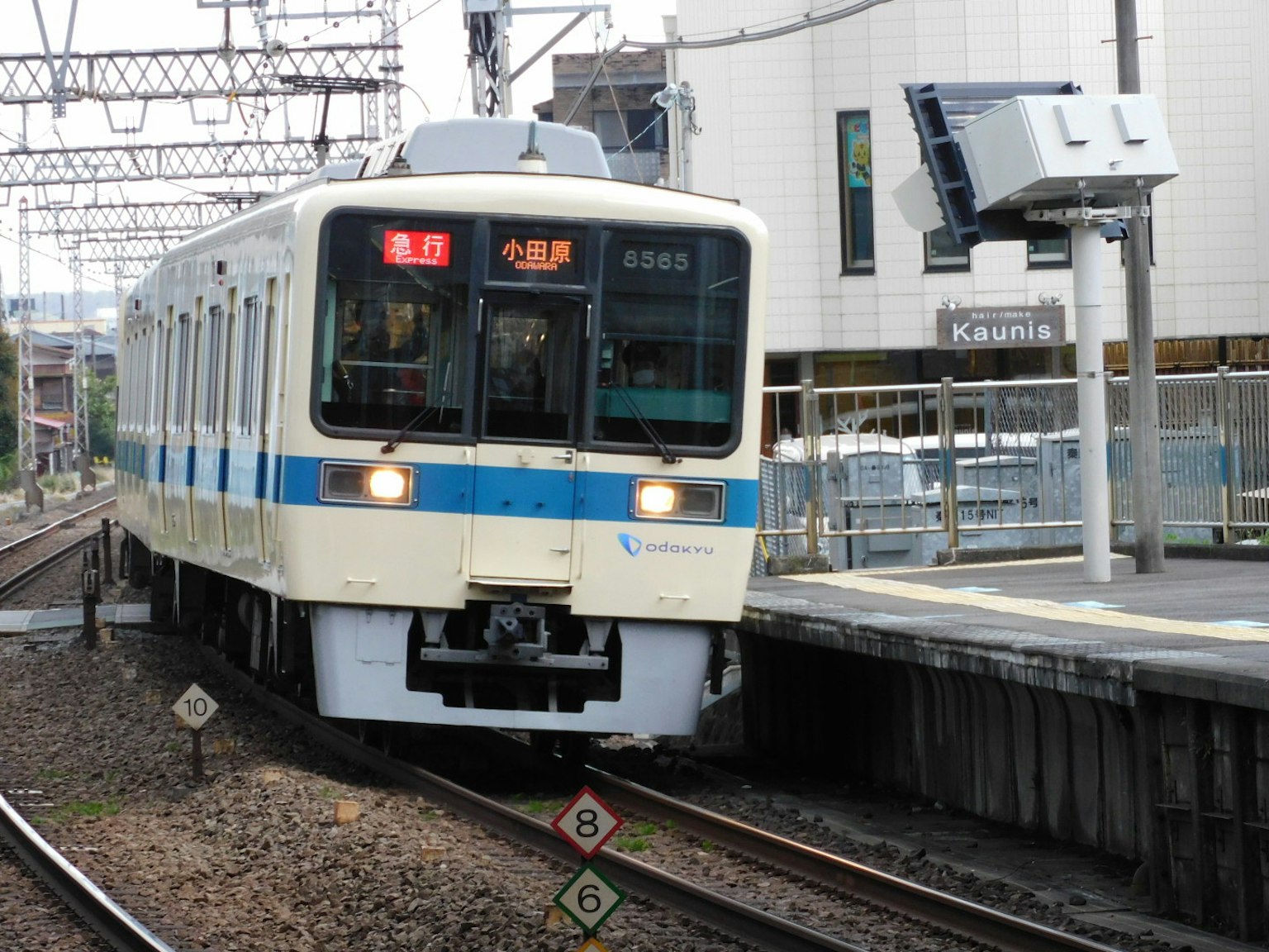 รถไฟที่มีแถบสีน้ำเงินมาถึงสถานี