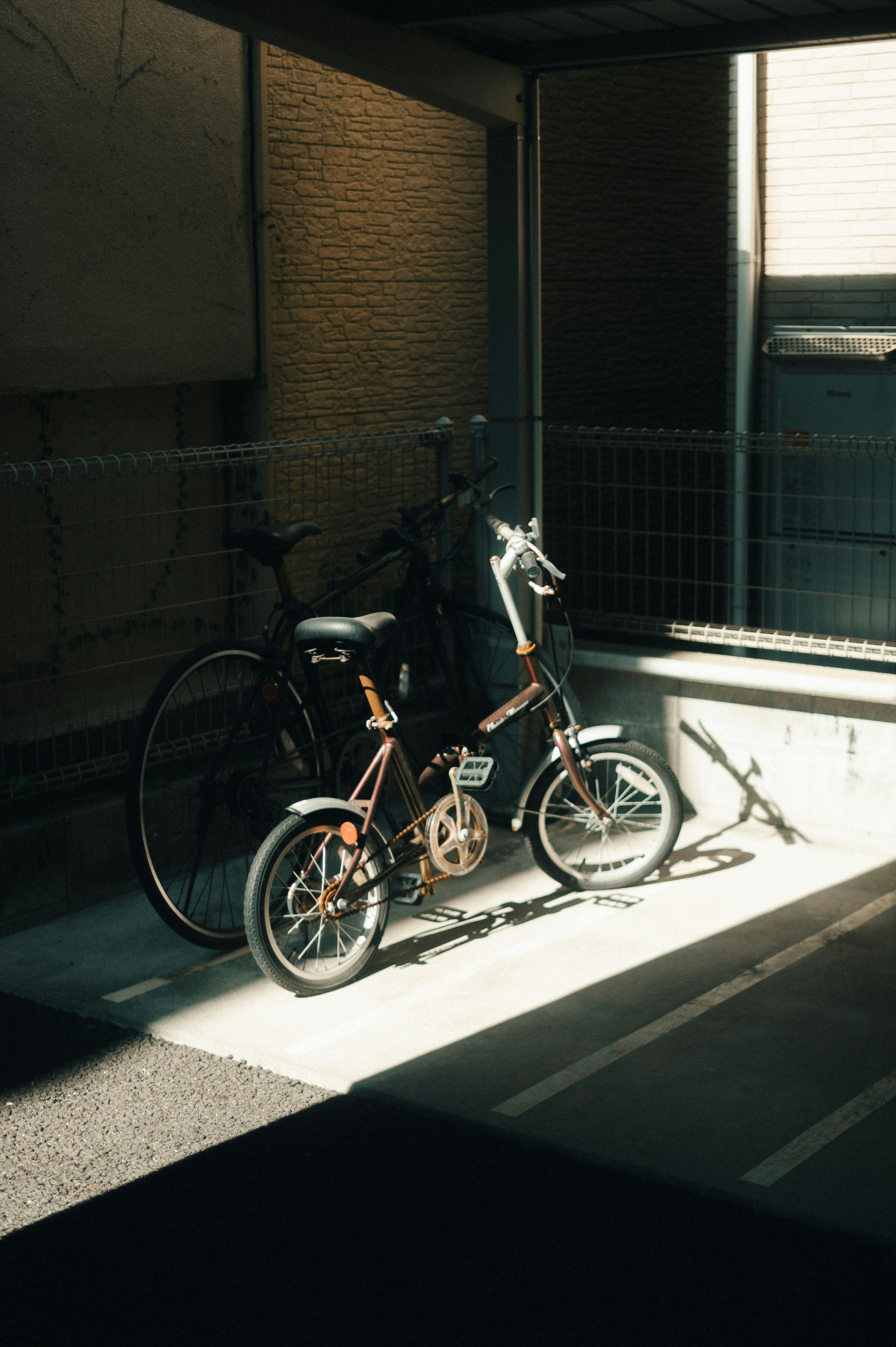 路地の壁際に並ぶ自転車