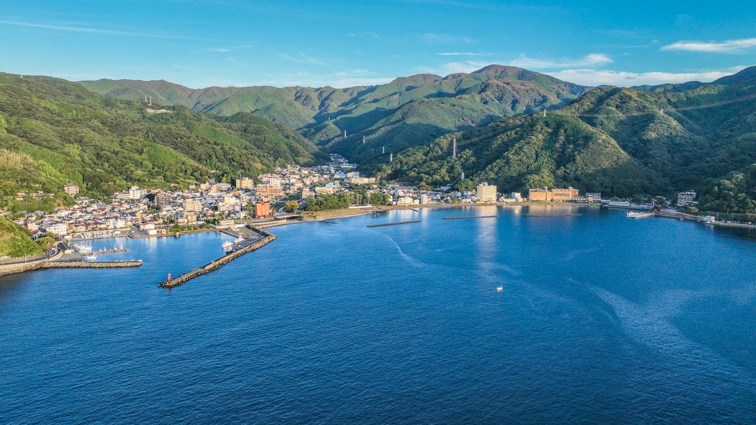 Ville portuaire pittoresque entourée de montagnes et de mer
