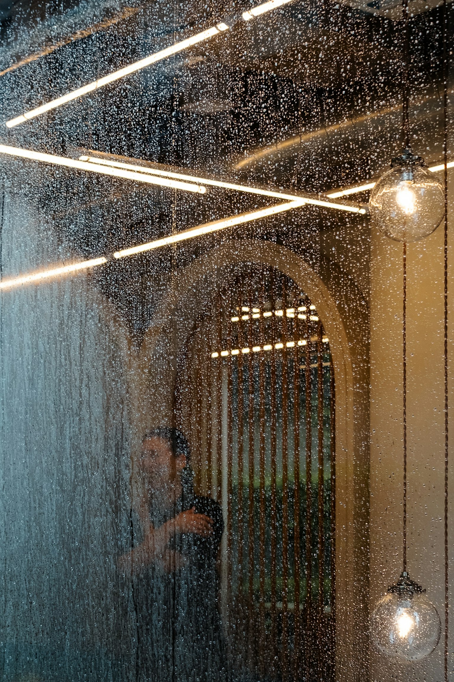 Uno spazio con una tenda d'acqua e illuminazione con una silhouette
