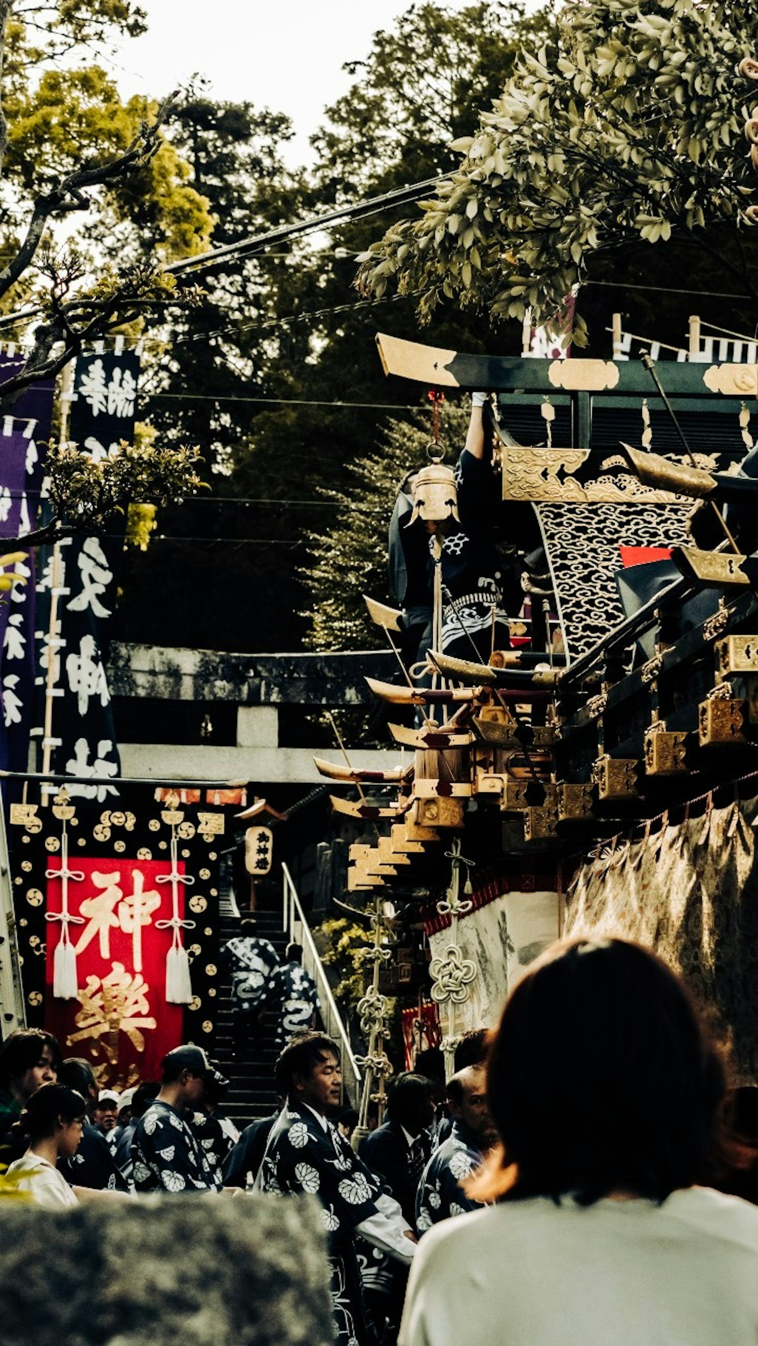 Scena di strada durante un festival con costumi tradizionali e decorazioni vivaci