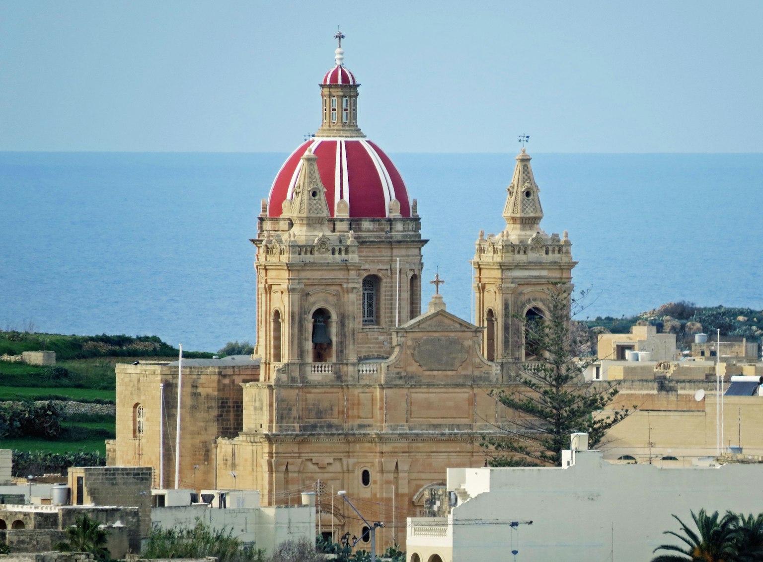 Iglesia con cúpula roja y fondo oceánico