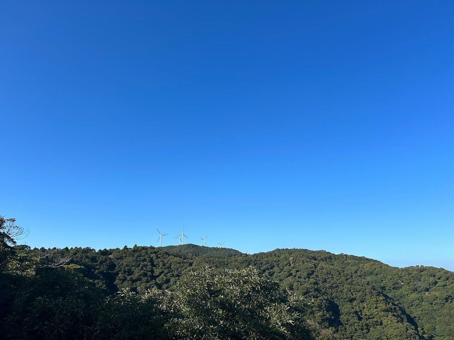 Paesaggio con cielo blu e colline verdi