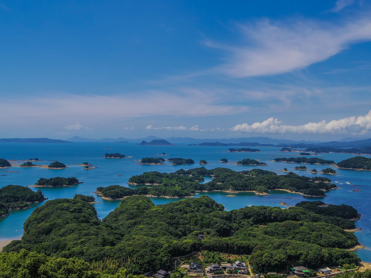 Panoramablick auf den blauen Ozean und grüne Inseln