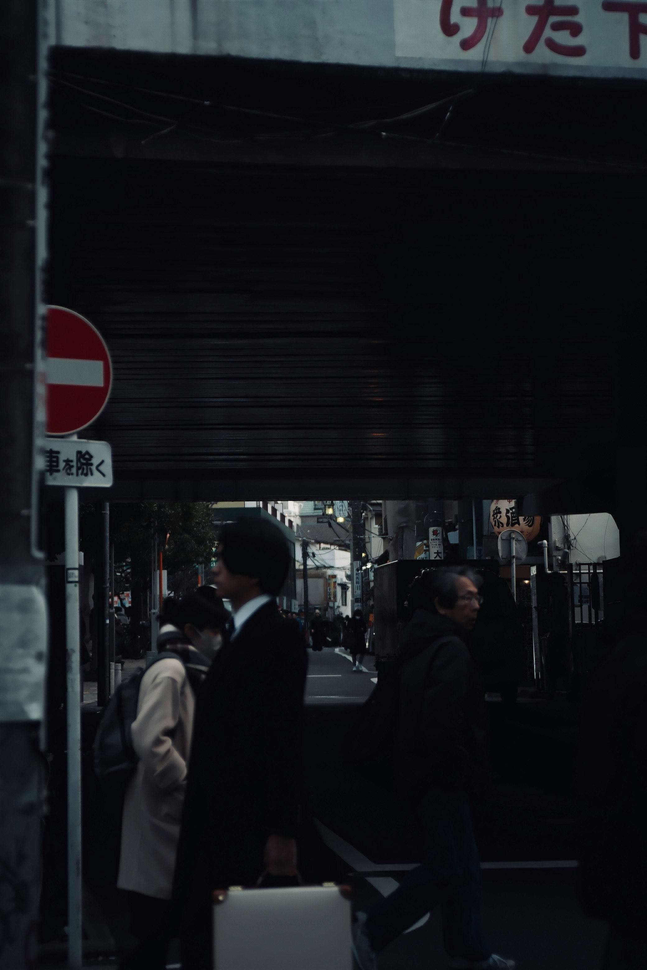 人々が通りを歩く東京の街角の風景