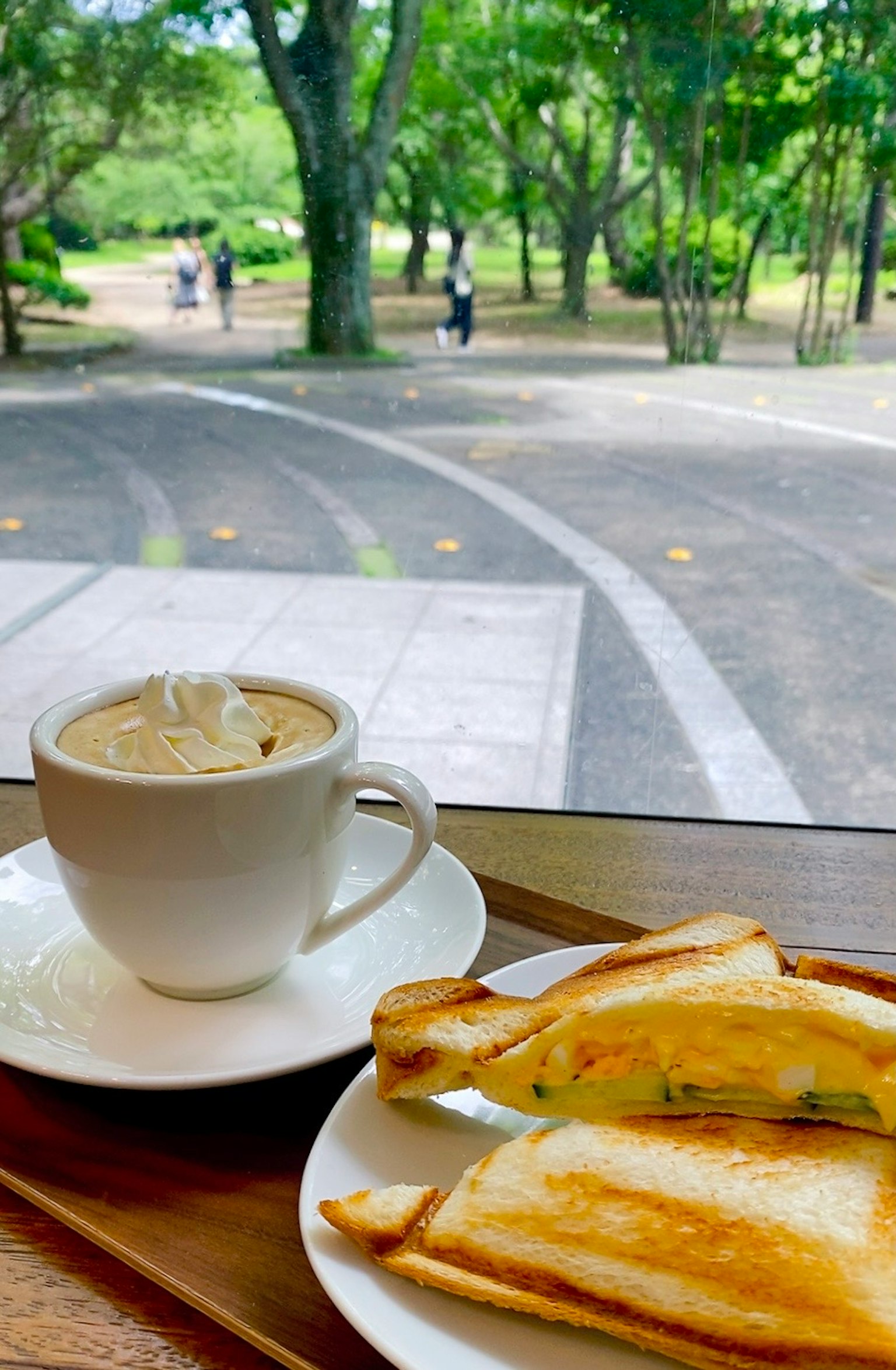 Caffè e panino con vista su un parco verdeggiante