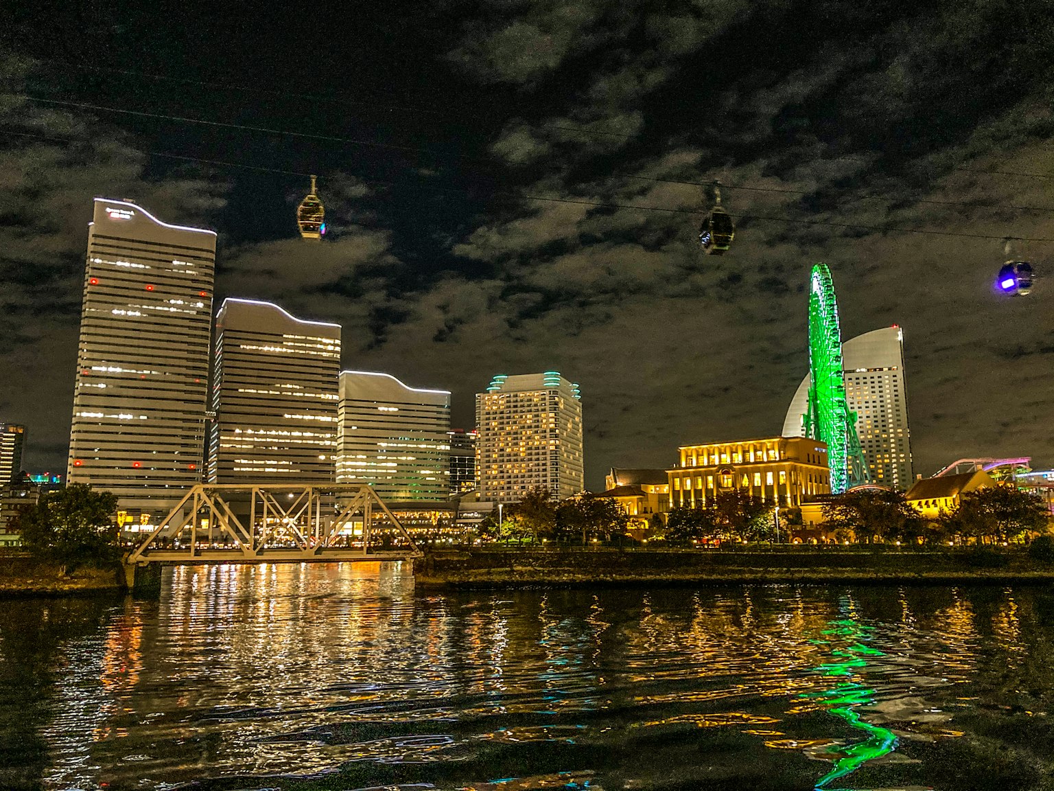 Skyline cittadino di notte che si riflette sull'acqua con edifici illuminati