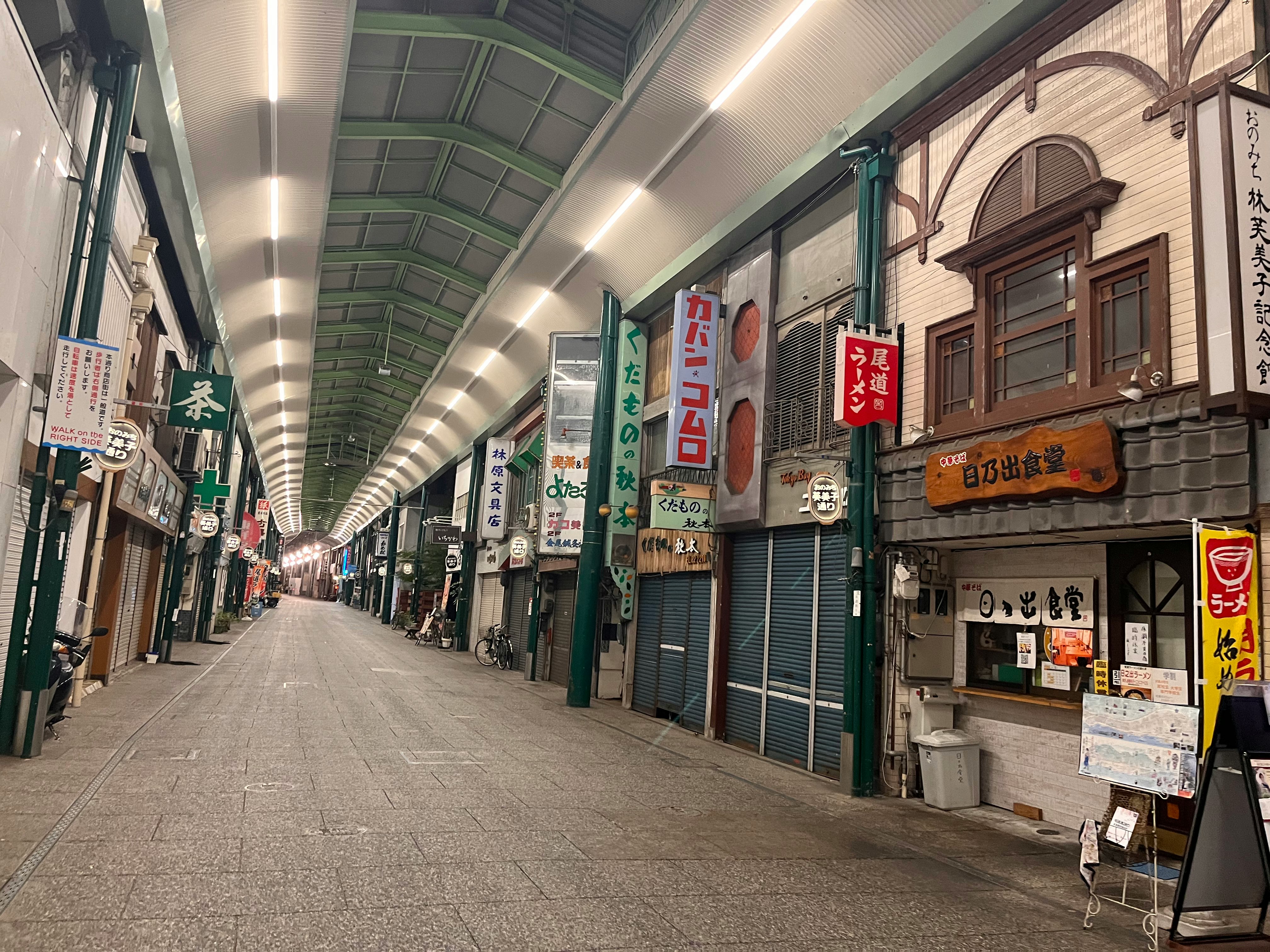 安靜的商店街，商店排列和上方照明