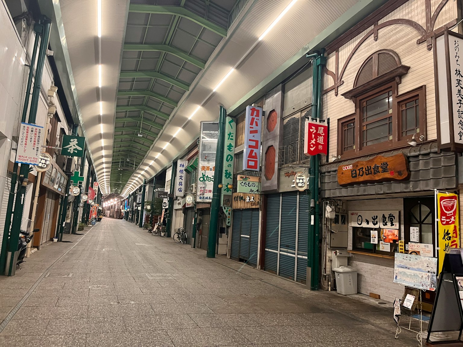 安靜的商店街，商店排列和上方照明