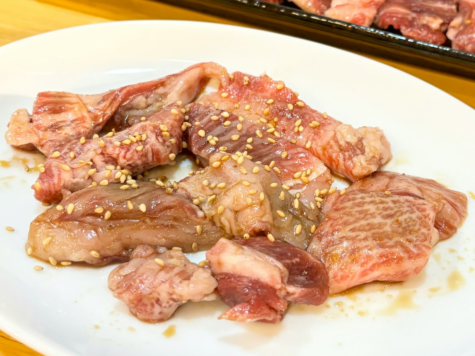 Carne cruda su un piatto con semi di sesamo