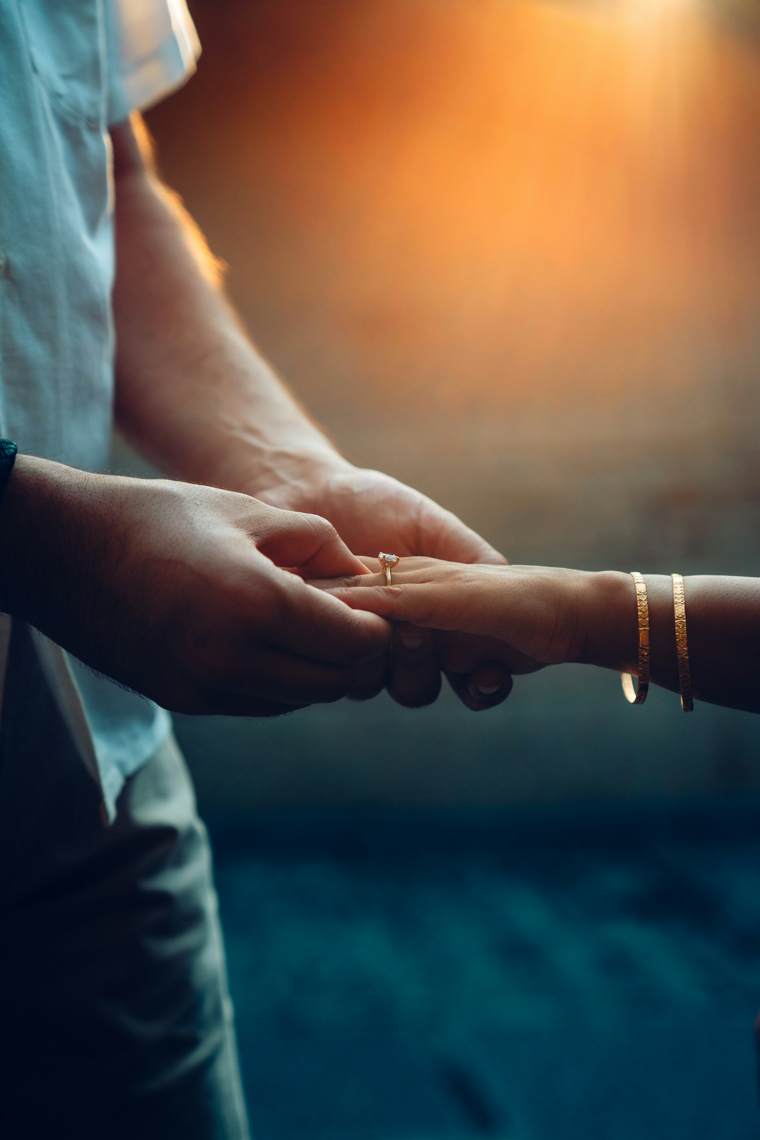 Momen intim pasangan yang berpegangan tangan