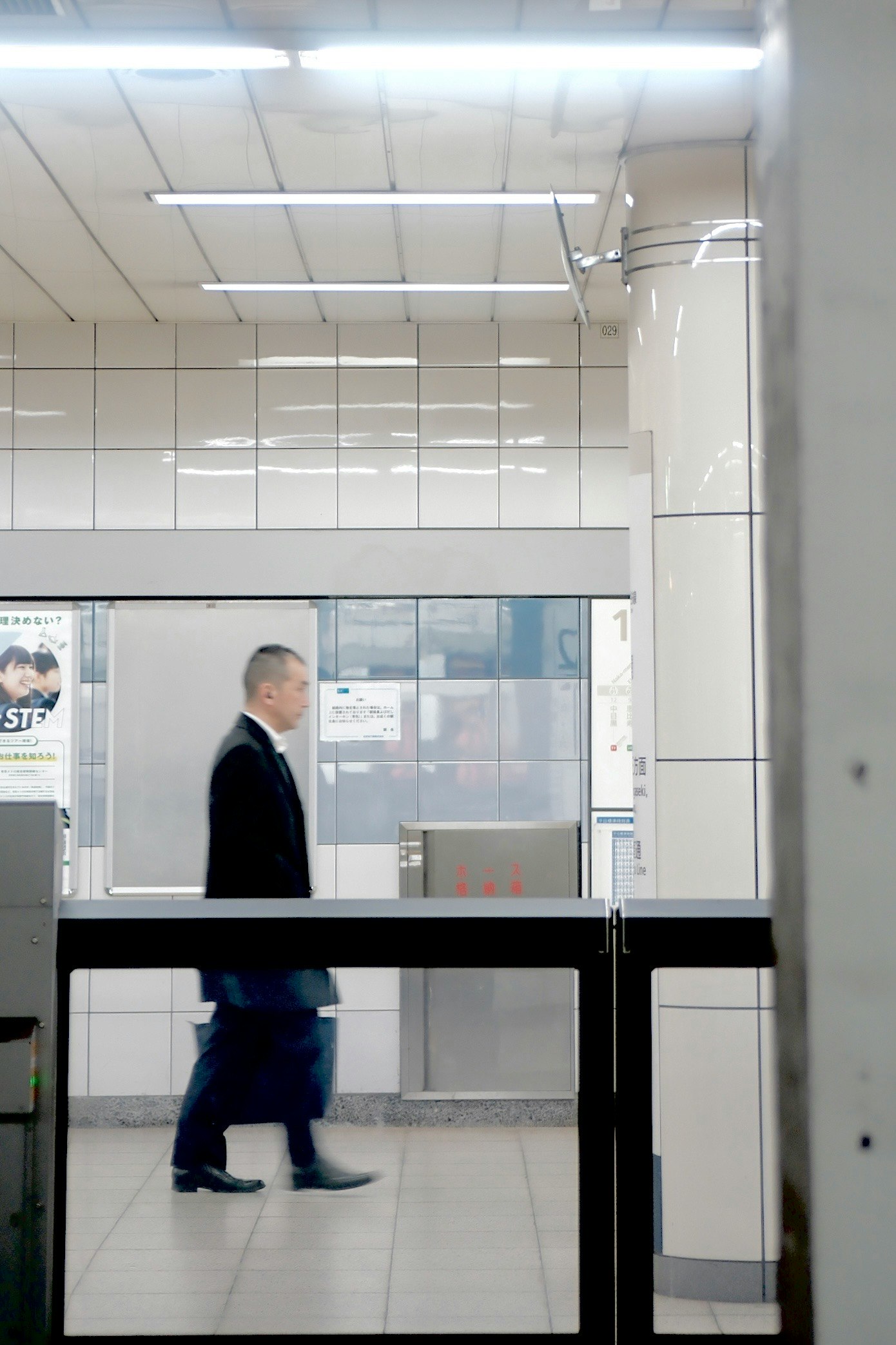 駅の改札口付近を歩く人