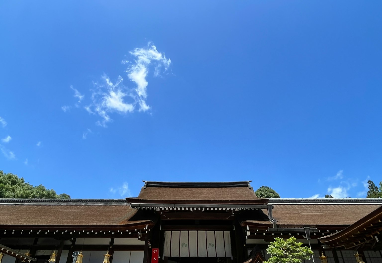 Toit d'un bâtiment japonais traditionnel sous un ciel bleu clair