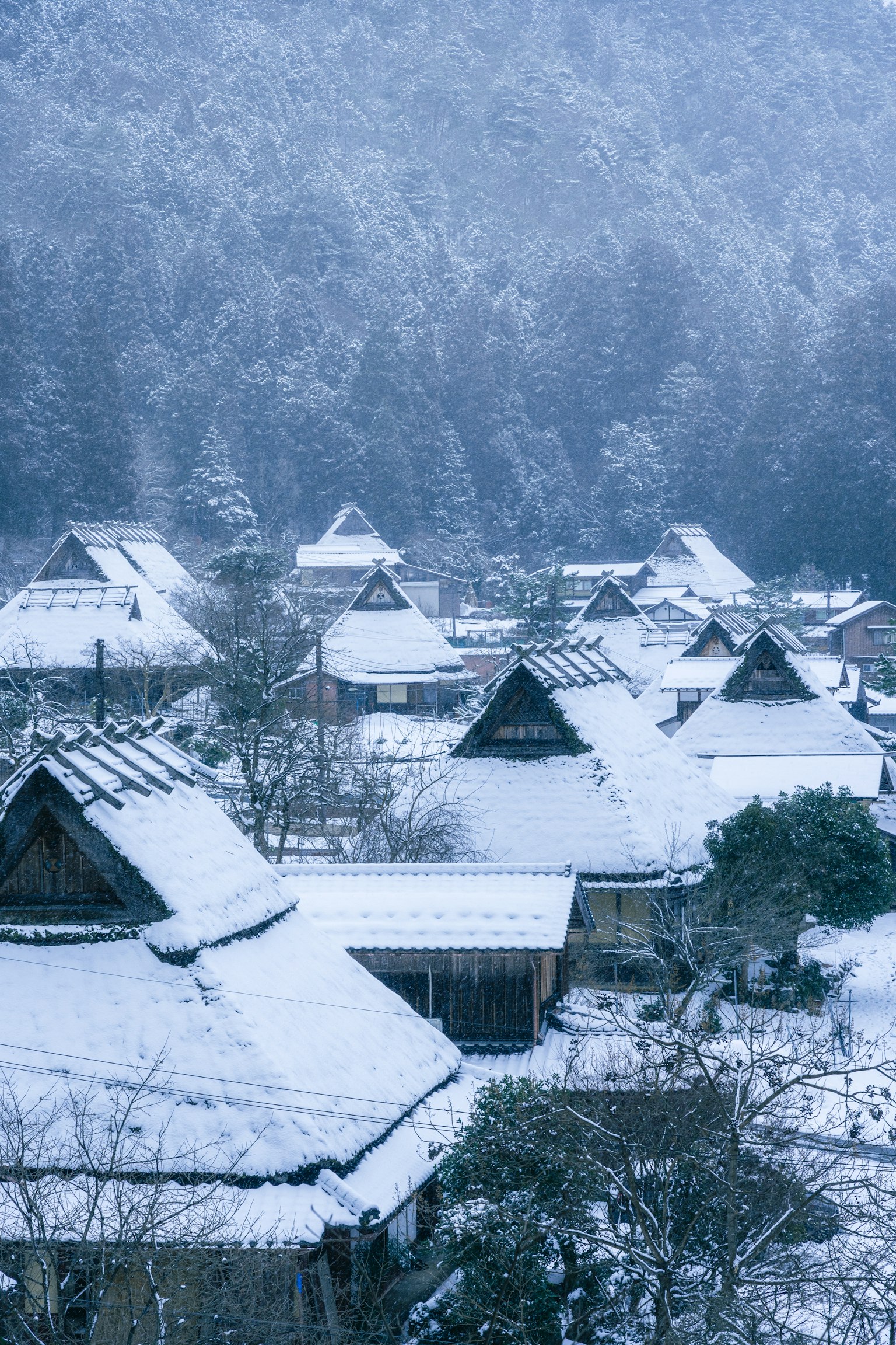 Schneebedeckte traditionelle japanische Dorfansicht