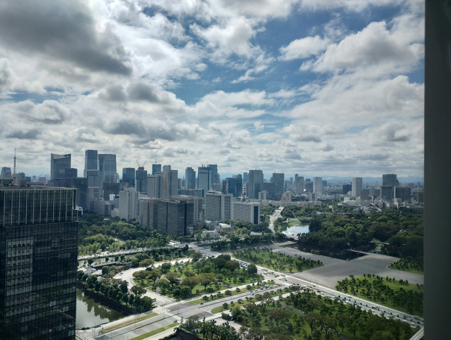 Vue de la ville avec des gratte-ciels et des parcs verdoyants