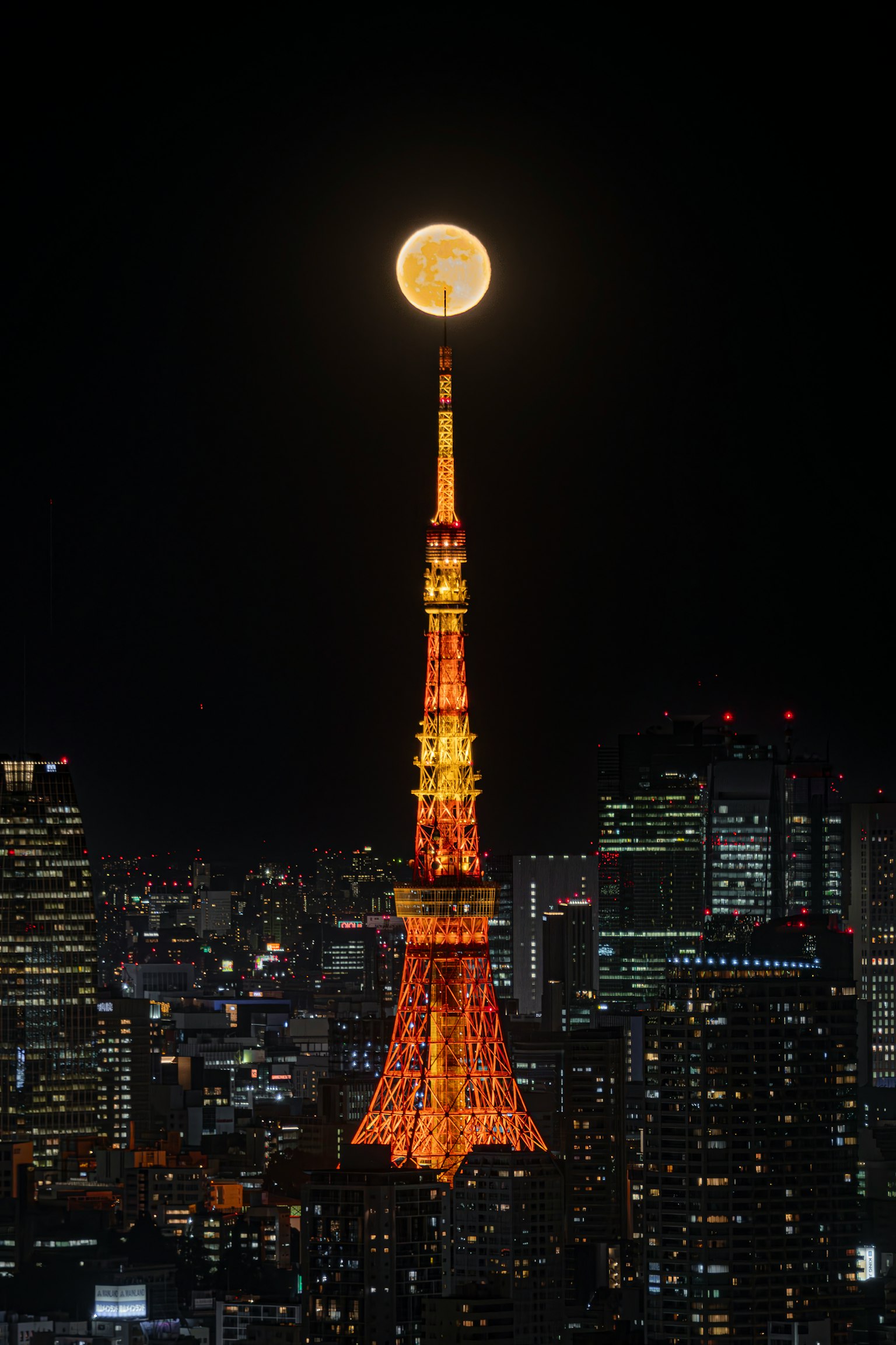 Tour de Tokyo avec une pleine lune au-dessus et un paysage urbain la nuit