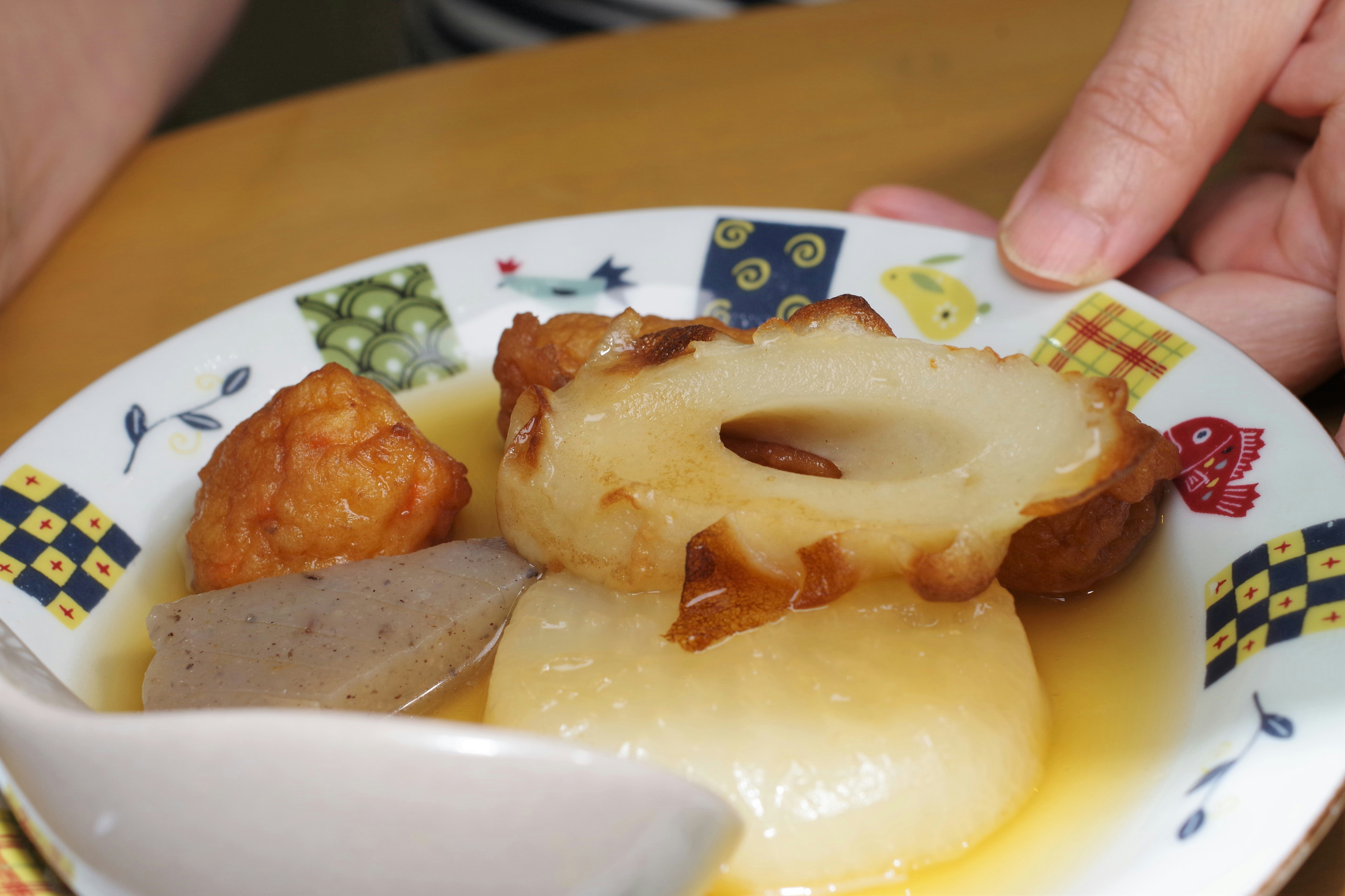 一盤日式關東煮風味的燉煮料理