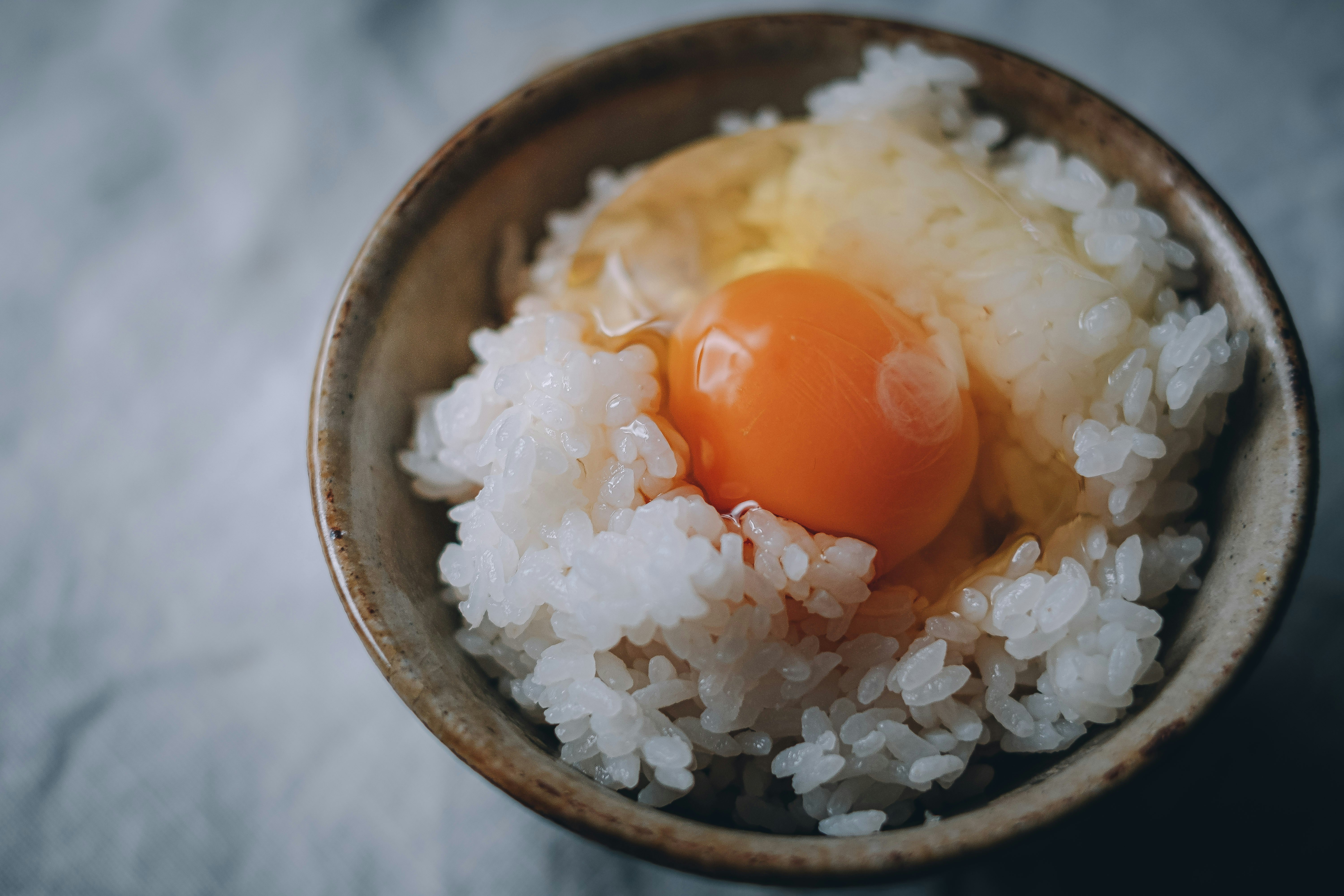 器に盛られた白ごはんと温泉卵