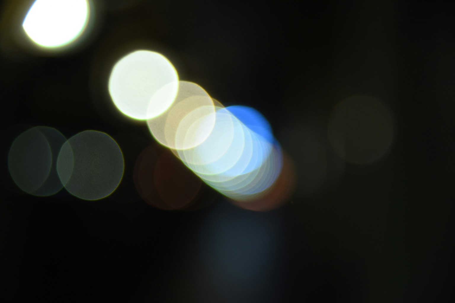 Verschommene Lichtpunkte und bunte Kreise in einer Nachtszene