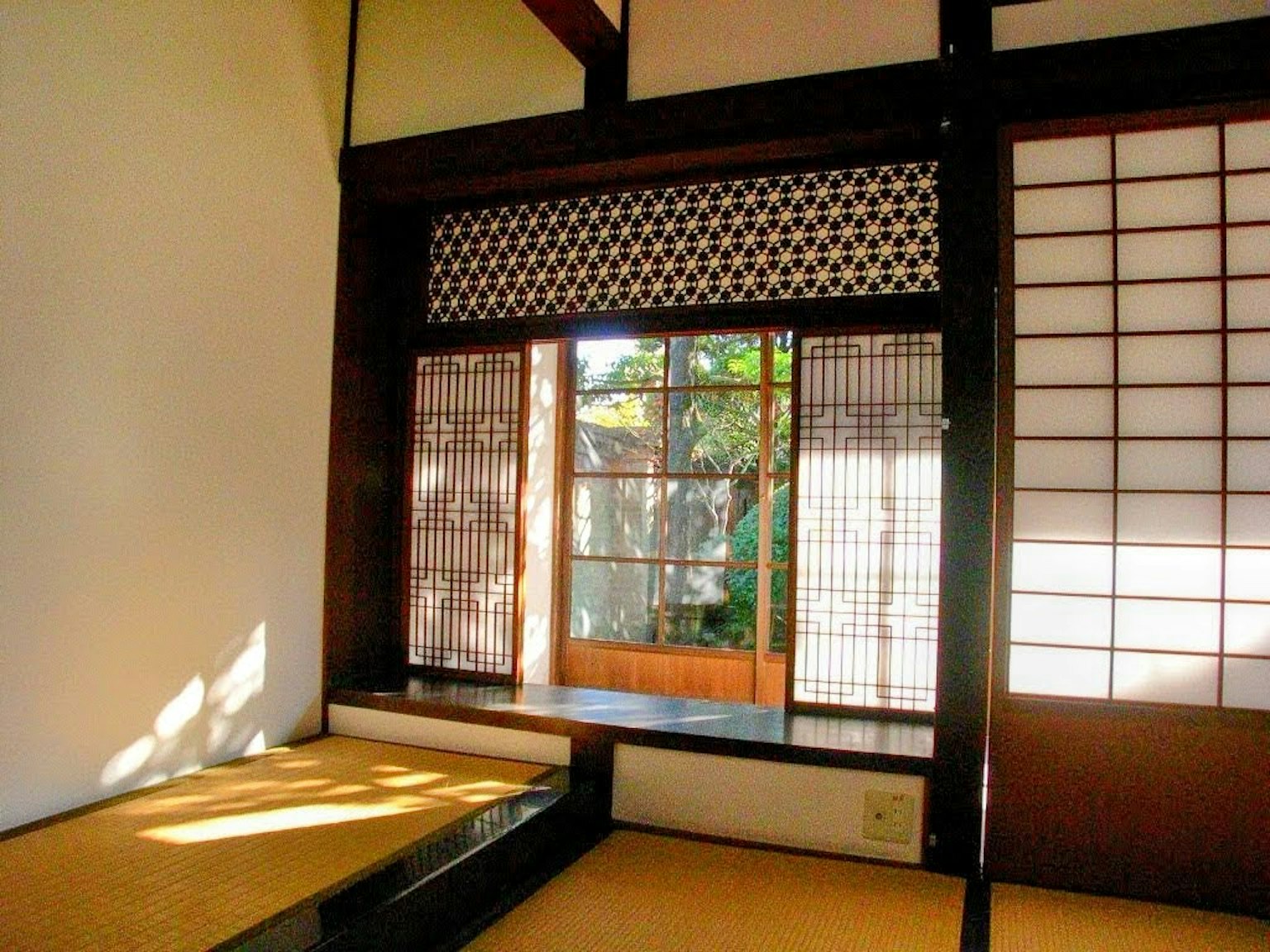 傳統日本房間的內部景觀,帶有障子和窗戶