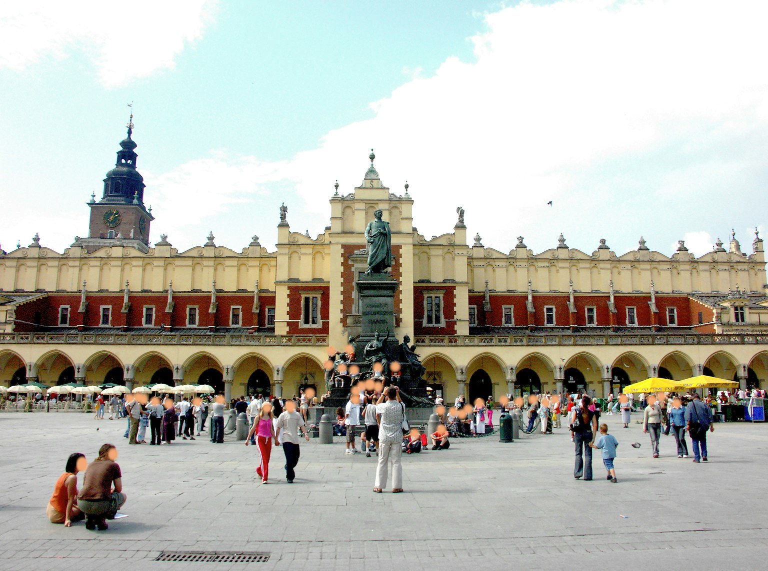 Edificio storico nella piazza principale di Cracovia con persone