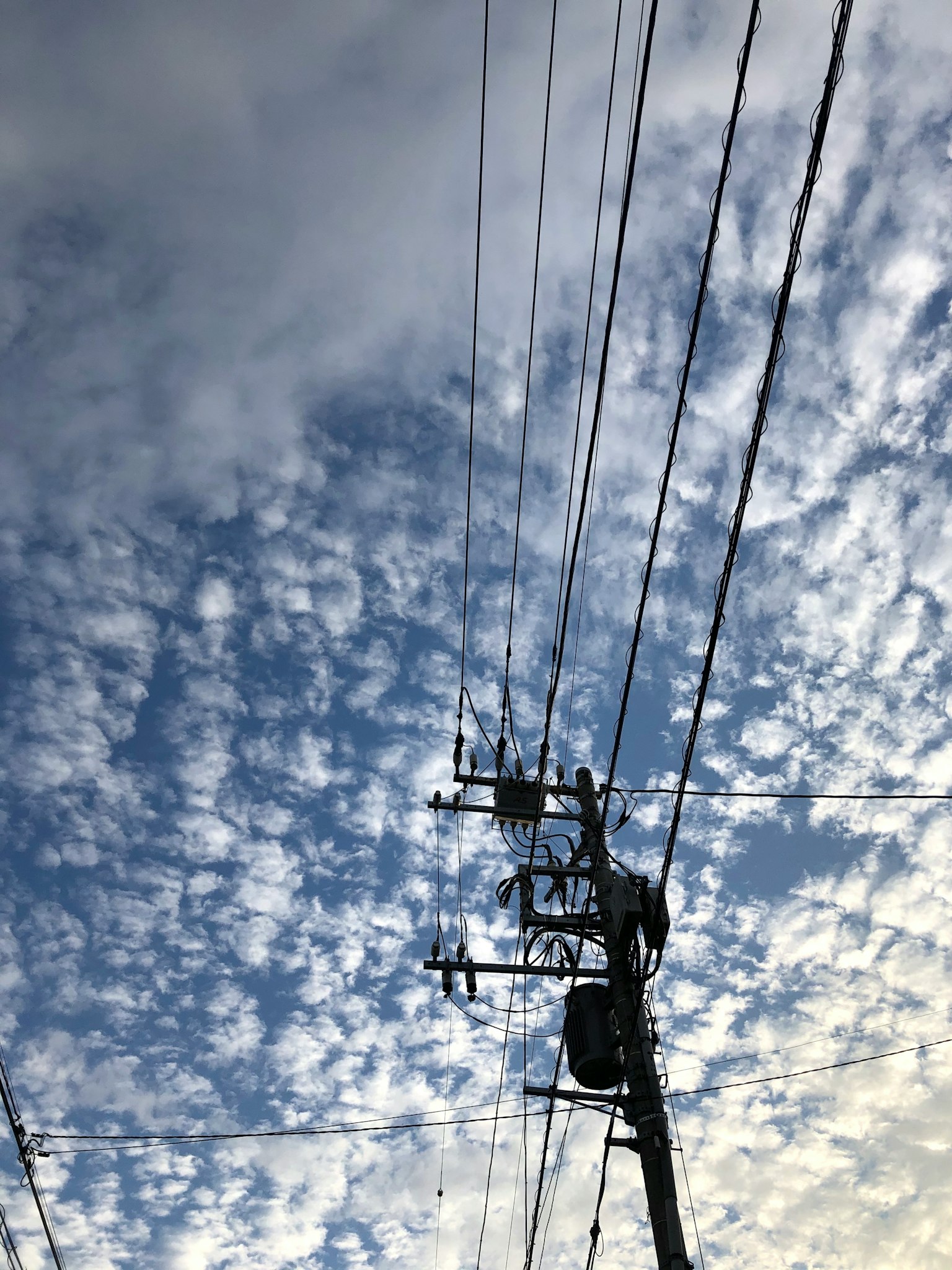電線與藍天和蓬鬆雲朵的背景