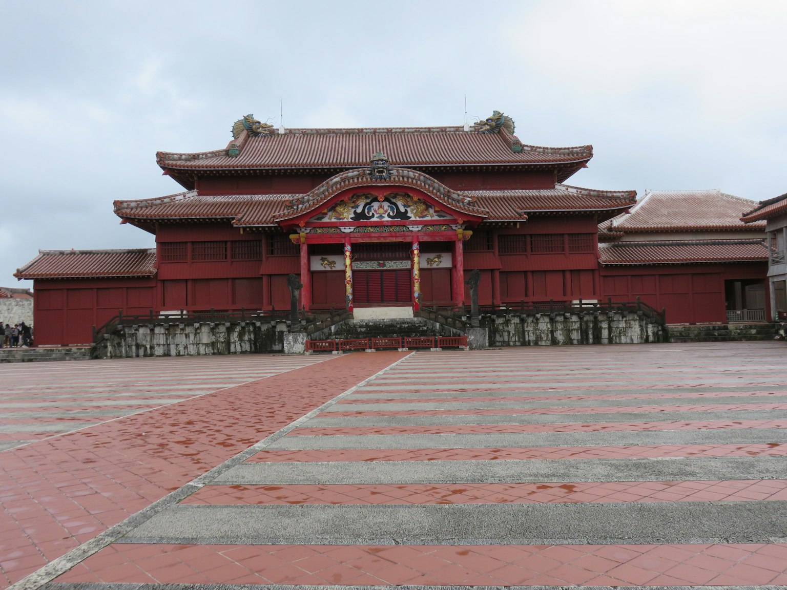廣場上矗立的傳統紅色建築