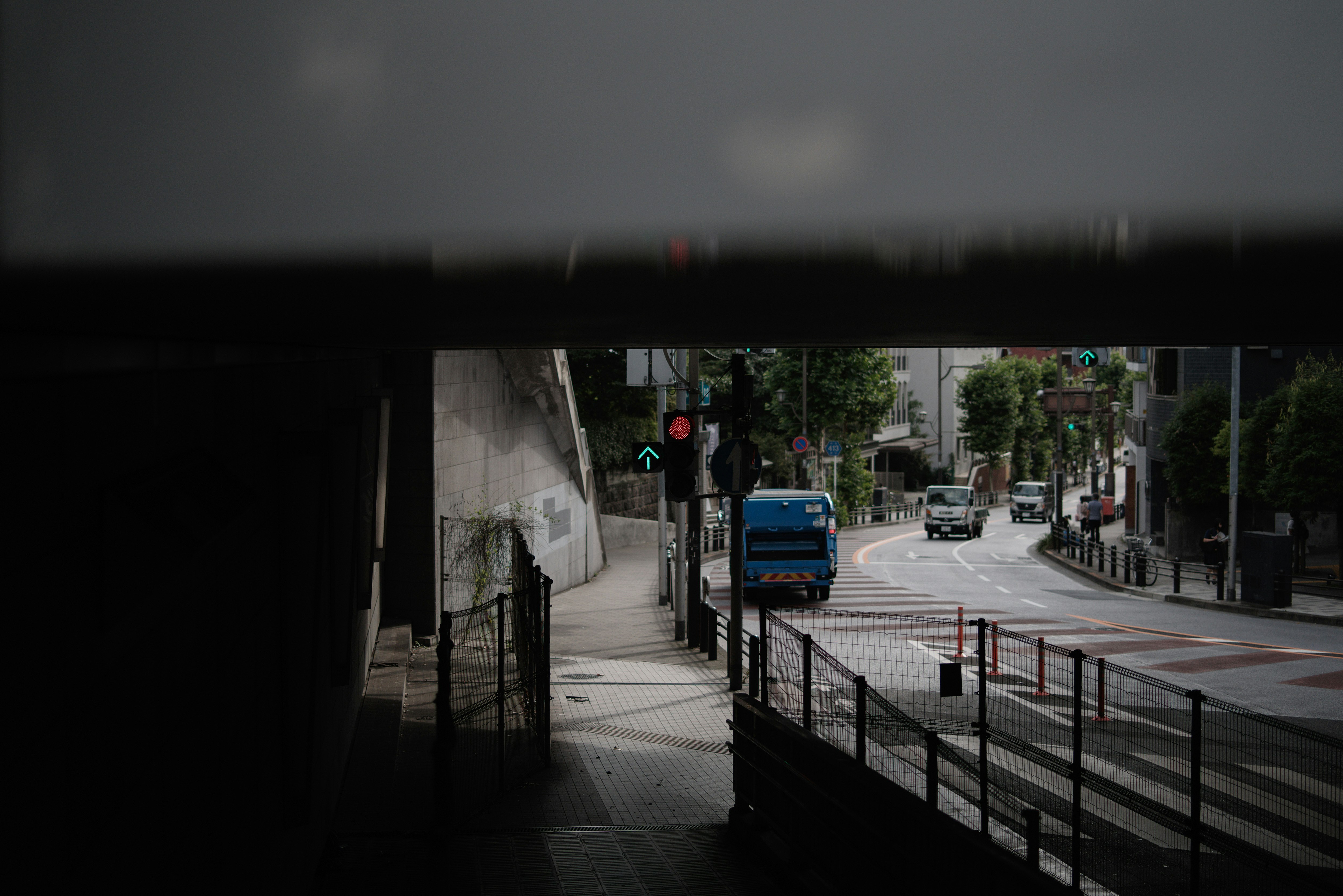 垃圾收集车行驶在城市街道