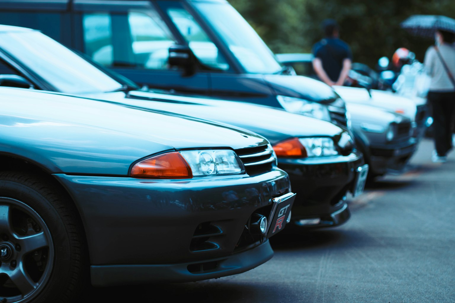 주차장에 주차된 여러 차량의 클로즈업 사진